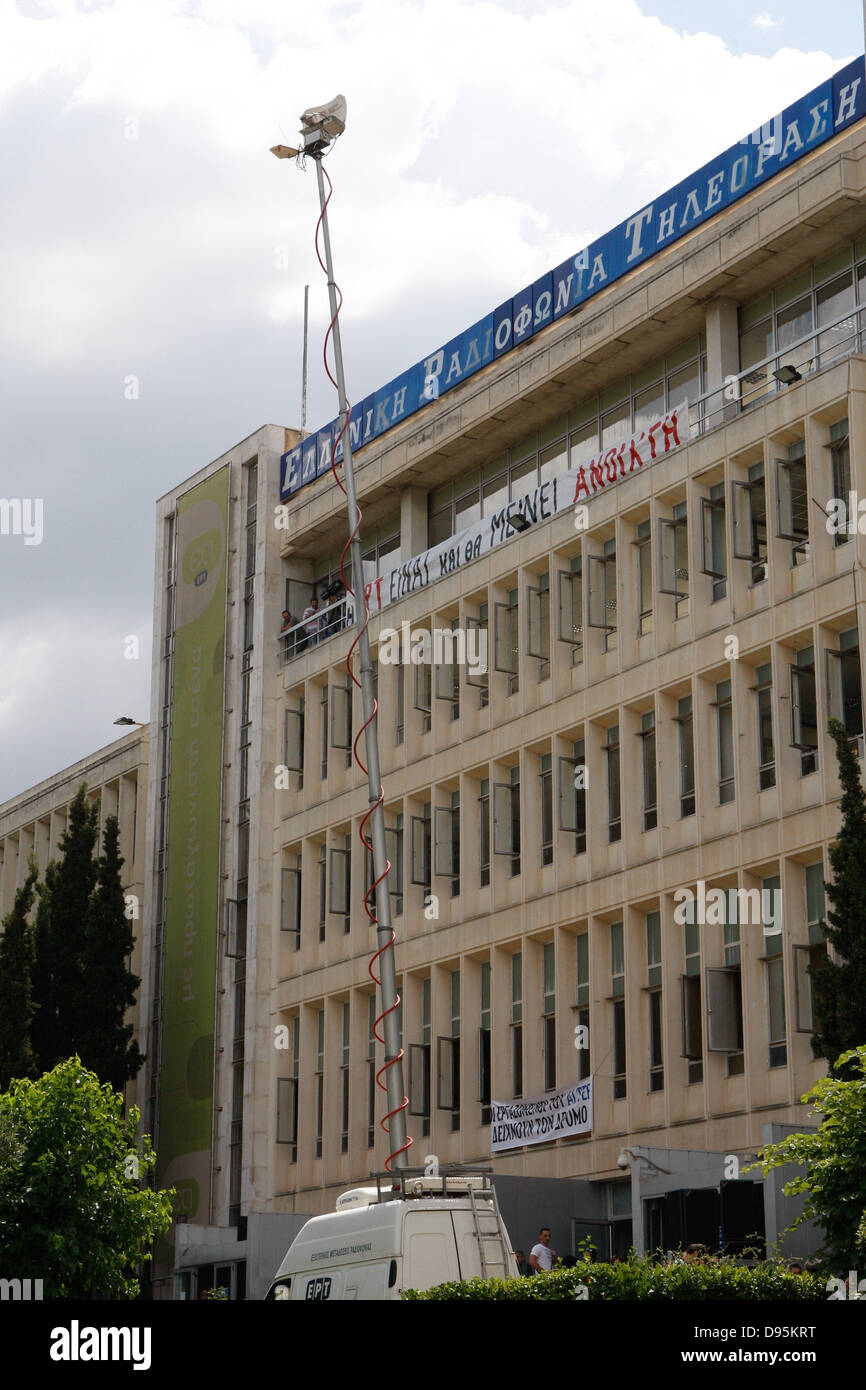 Athènes, Grèce. 12 Juin, 2013. Les gens sont devant le siège de la télévision d'Etat grecque ERT après l'annonce qu'il va s'arrêter le diffuseur. La Grèce est de fermer toutes ses stations de télévision et de radio avec la perte de quelque 2 500 emplois dans le cadre de son entraînement de réduction des coûts exigés par la caution des créanciers internationaux du pays. Déplacer de mardi annonce le premier secteur public direct à pied dans plus de trois ans d'austérité douloureux et qui ont coûté environ un million d'emplois du secteur privé. Credit : Crédit :/ZUMAPRESS.com/Alamy Vafeiadakis Aristidis Live New Banque D'Images