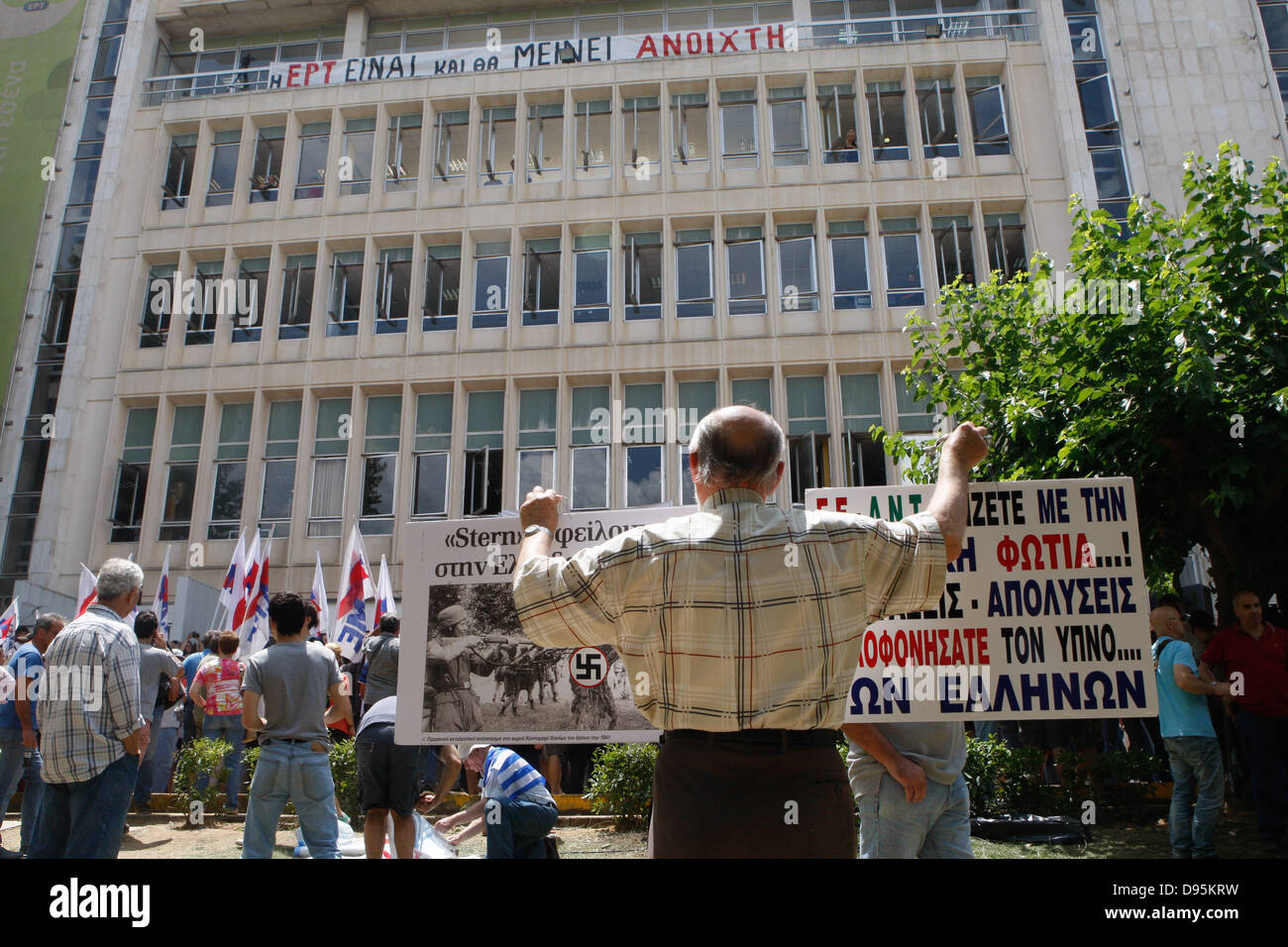 Athènes, Grèce. 12 Juin, 2013. Les gens sont devant le siège de la télévision d'Etat grecque ERT après l'annonce qu'il va s'arrêter le diffuseur. La Grèce est de fermer toutes ses stations de télévision et de radio avec la perte de quelque 2 500 emplois dans le cadre de son entraînement de réduction des coûts exigés par la caution des créanciers internationaux du pays. Déplacer de mardi annonce le premier secteur public direct à pied dans plus de trois ans d'austérité douloureux et qui ont coûté environ un million d'emplois du secteur privé. Credit : Crédit :/ZUMAPRESS.com/Alamy Vafeiadakis Aristidis Live New Banque D'Images