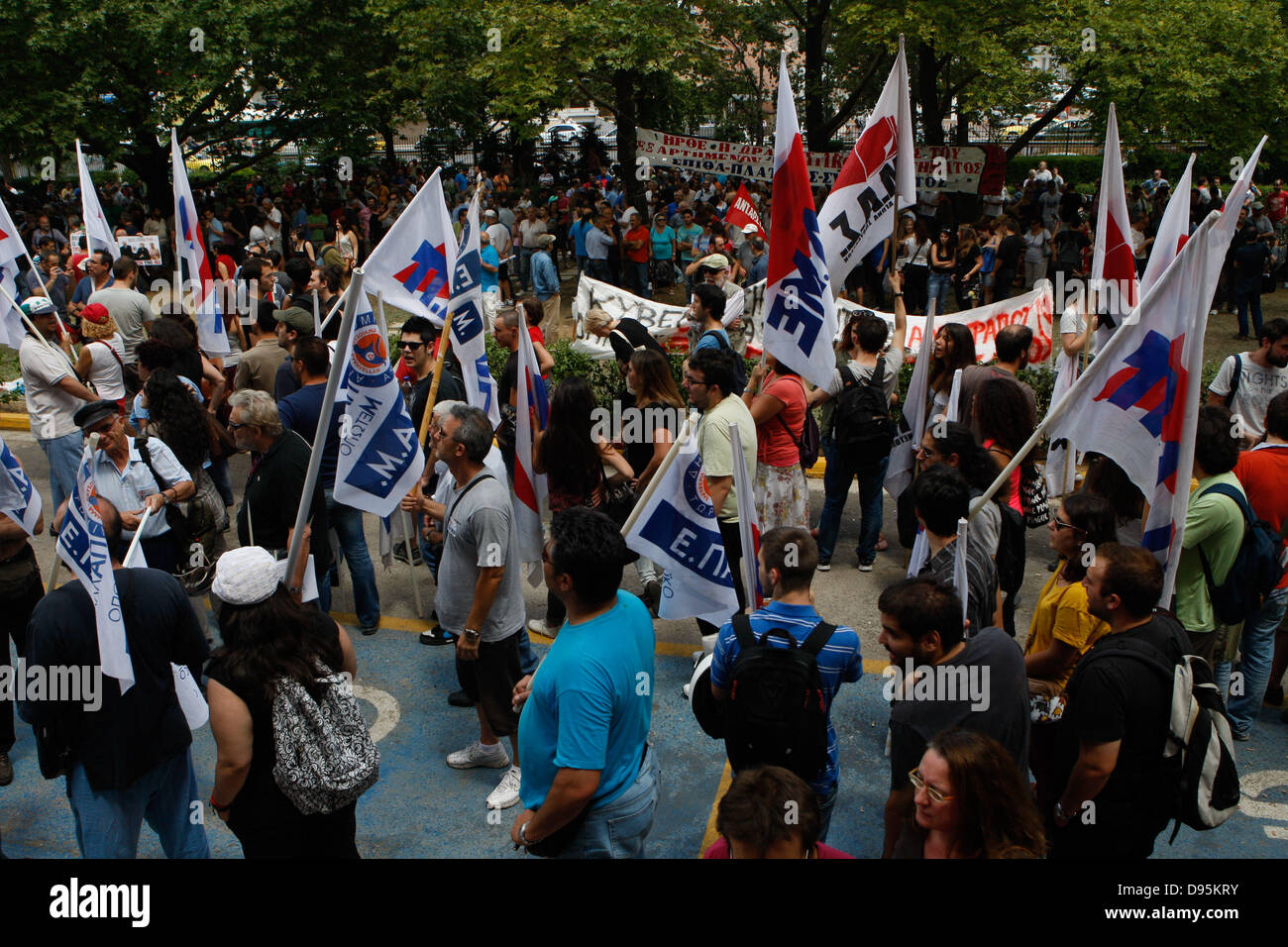 Athènes, Grèce. 12 Juin, 2013. Les gens sont devant le siège de la  télévision d'Etat grecque ERT après l'annonce qu'il va s'arrêter le  diffuseur. La Grèce est de fermer toutes ses stations