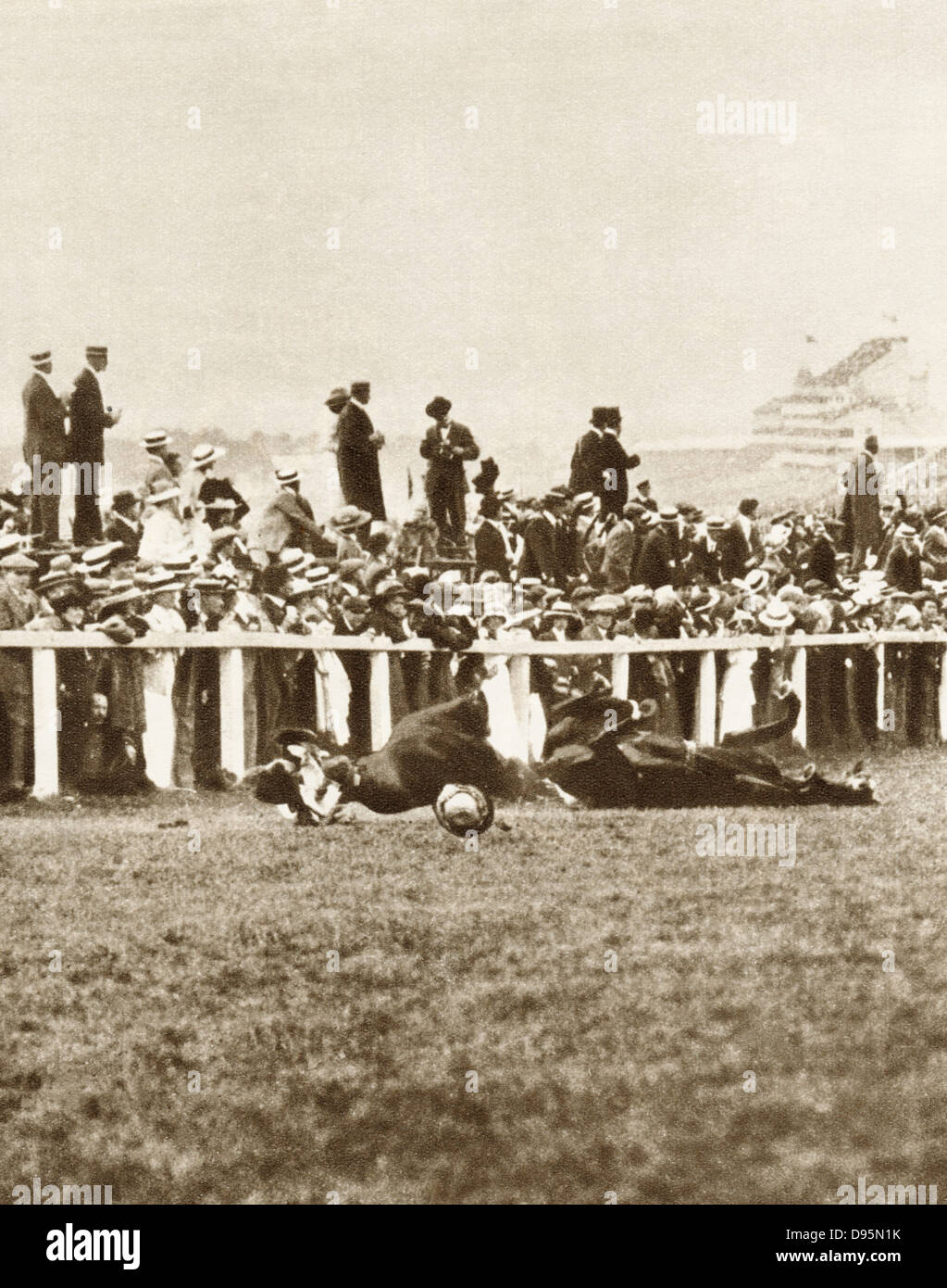 Emily Davison (1872-1913) French suffragette, se jetant devant George V's  horse Anmer durant 1913 Derby à tenter d'obtenir la reconnaissance de la  cause des suffragettes. Elle est morte de ses blessures Photo