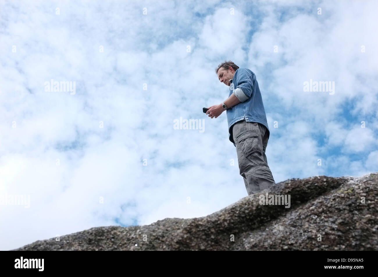 Un homme sur une colline d'essayer d'établir une communication sur Bodmin Moor, Cornwall Banque D'Images