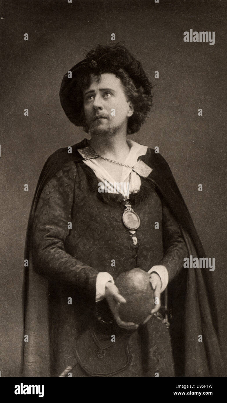 Herbert Beerbohm Tree (1853-1917) l'acteur anglais-manager. Fondateur de la Royal Academy of Dramatic Art (RADA). Ici dans environ 1892 comme le prince dans la tragédie "Hamlet" de William Shakespeare. Photogravure. Banque D'Images