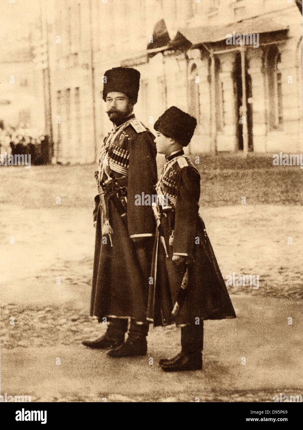 Nicolas II (1868-1918), Tsar de Russie de 1894, et son fils le tsarévitch Alexei (1904-1918), l'examen des troupes russes, 1915. Banque D'Images