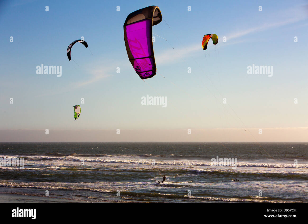 Kite surfeurs dans les vagues dans le soleil de l'après-midi sur la côte de Californie près de Big Sur, USA Banque D'Images