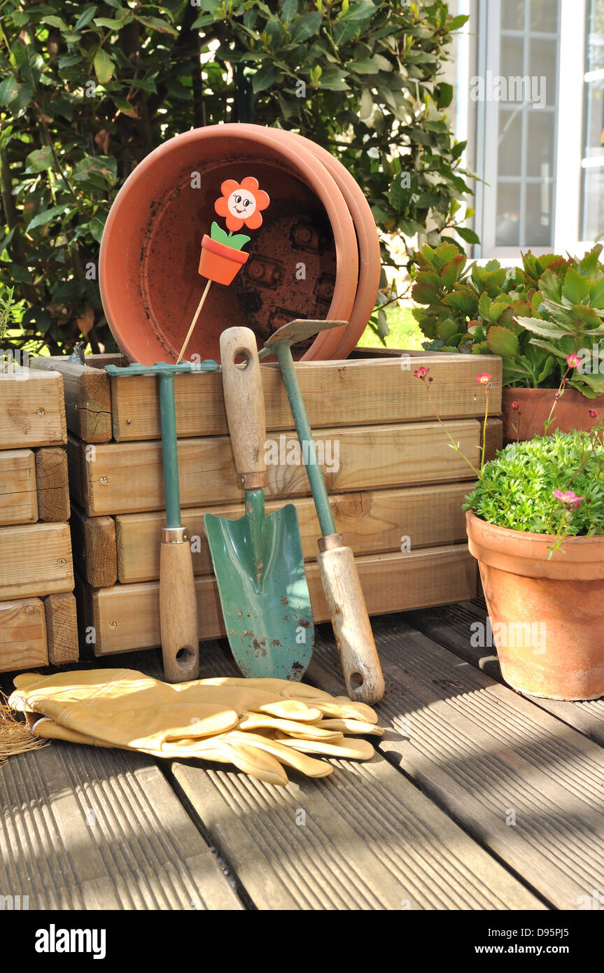 Divers accessoires pour le jardinage sur une terrasse en bois Banque D'Images