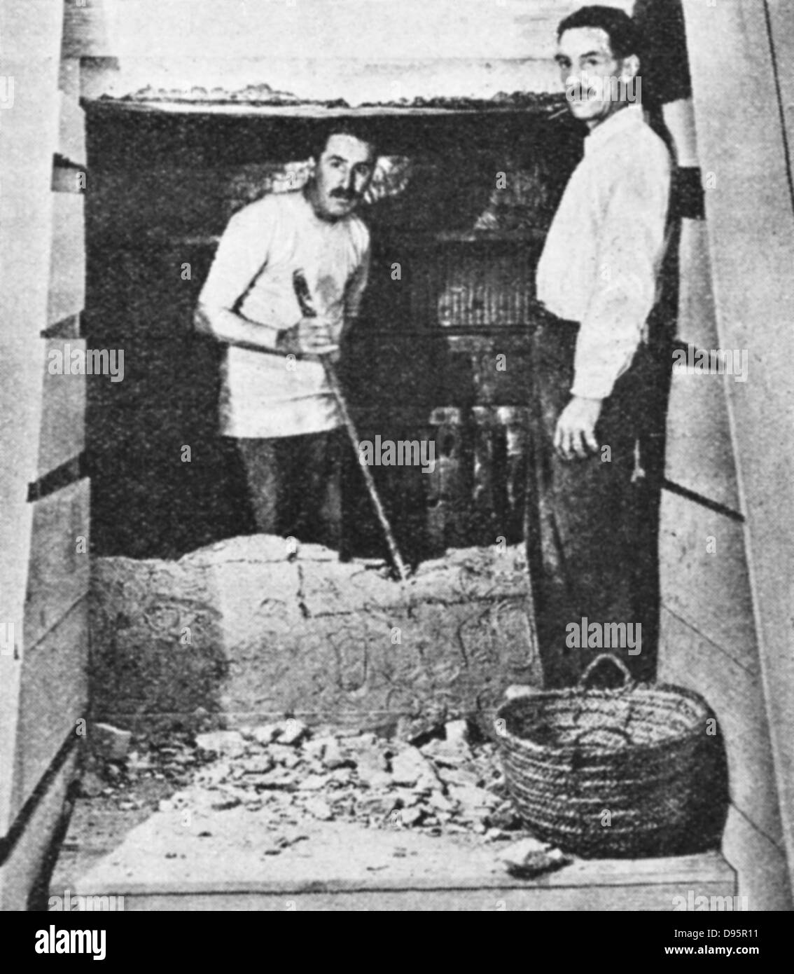 Howard Carter (à gauche) a atteint l'entrée de Tut'ankhamun's tomb à Louxor 1922-3 Banque D'Images