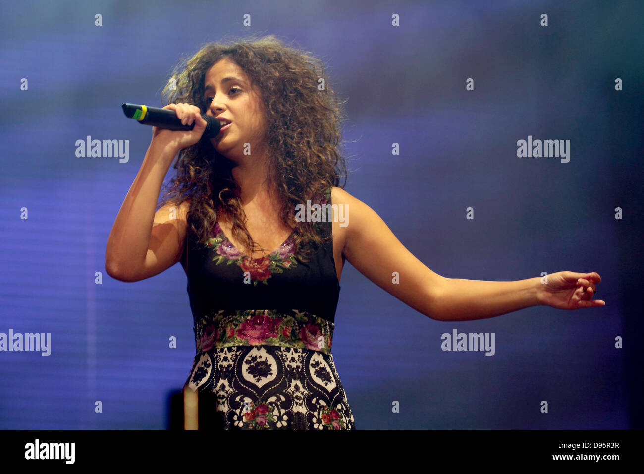 La chanteuse israélienne Liel Kolet fonctionne à l 'Hope' de concert, un concert à l'aide internationale humanitaire pour l'Iran à la salle de concert Velodrom à Berlin, Allemagne, 7 juin 2013. Photo : Lutz Mueller-Bohlen Banque D'Images