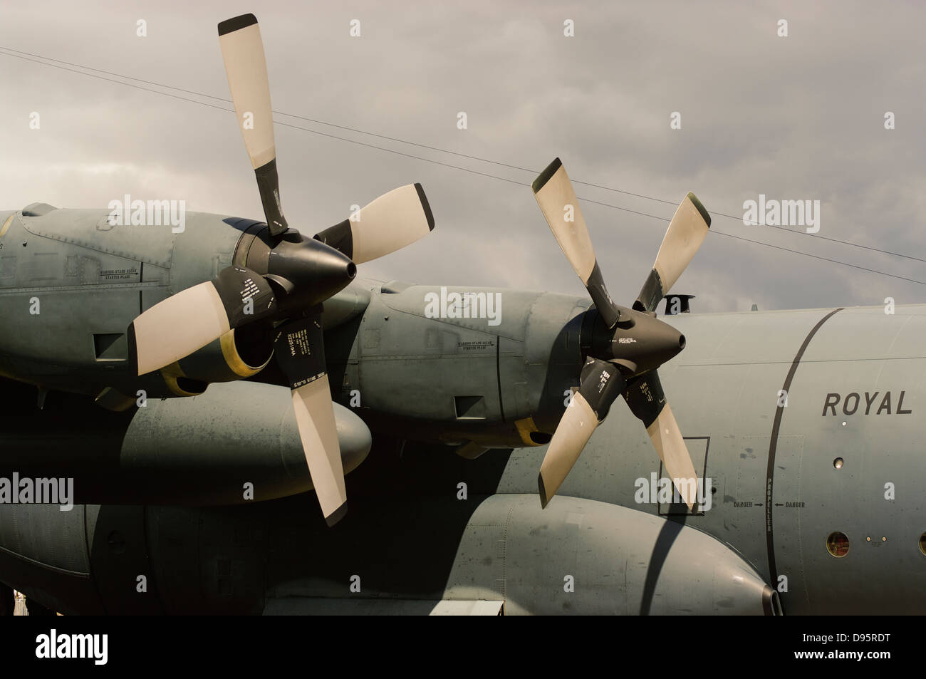Les moteurs tribord de la Royal Australian Air Force C-130 Hercules. Banque D'Images