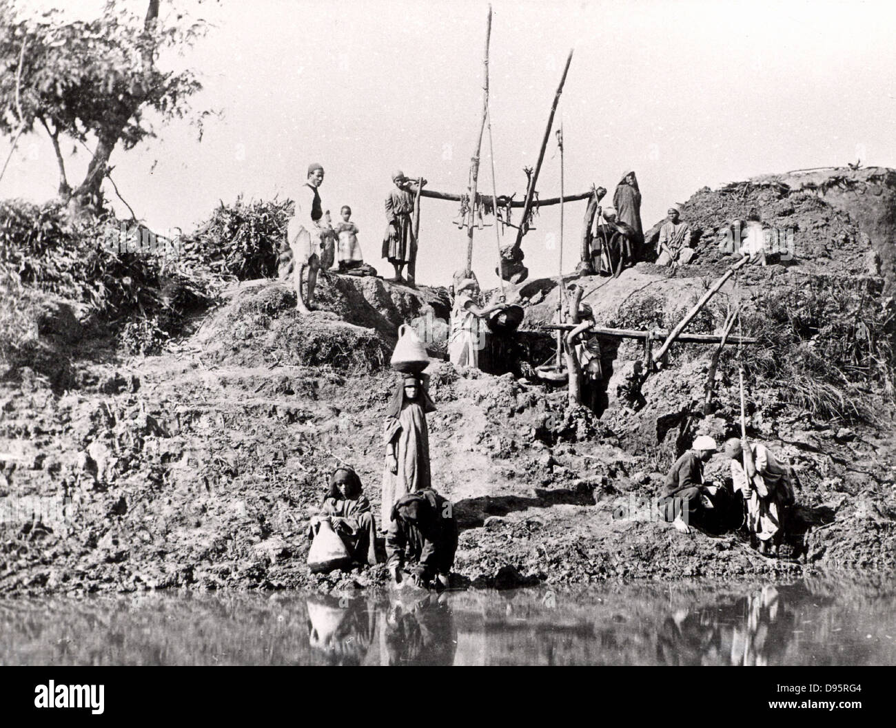 Un shaduf en Egypte dans les années 1880. Le shaduf a été utilisé pour relever l'eau pour l'irrigation au moins aussi tôt que 1500 av. Photographie. Banque D'Images