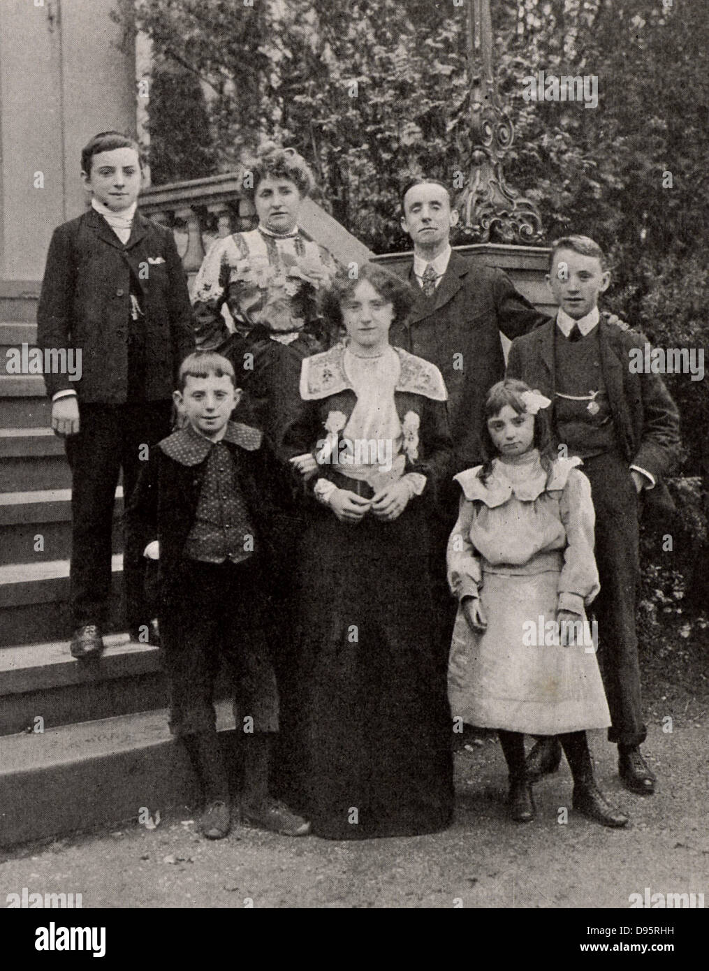 Dan Leno (1860-1904) Né George Wild Galvin. Comédien populaire anglais cockney et pantomime dame. Leno avec sa femme et sa famille en 1903, après sa guérison d'une maladie. Banque D'Images