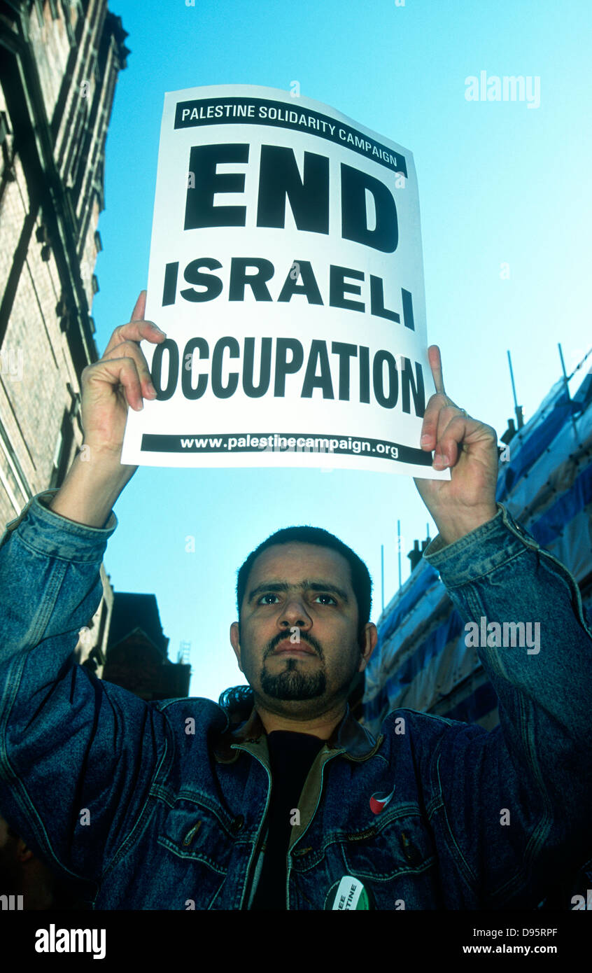 Démo à l'extérieur de l'ambassade israélienne à Londres contre les incursions en territoire palestinien, 6 avril 2002, le centre de Londres, au Royaume-Uni. Banque D'Images