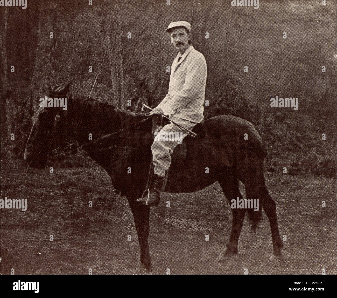Robert Louis Balfour Stevenson (1850-1894), l'auteur Écossais né à Édimbourg. Stevenson à Samoa sur son cheval 'Jack'. À partir de 'Vailima Lettres' (Londres, 1895), correspondance de Stevenson à Sidney Colvin 1890-1894. Photographie. Banque D'Images