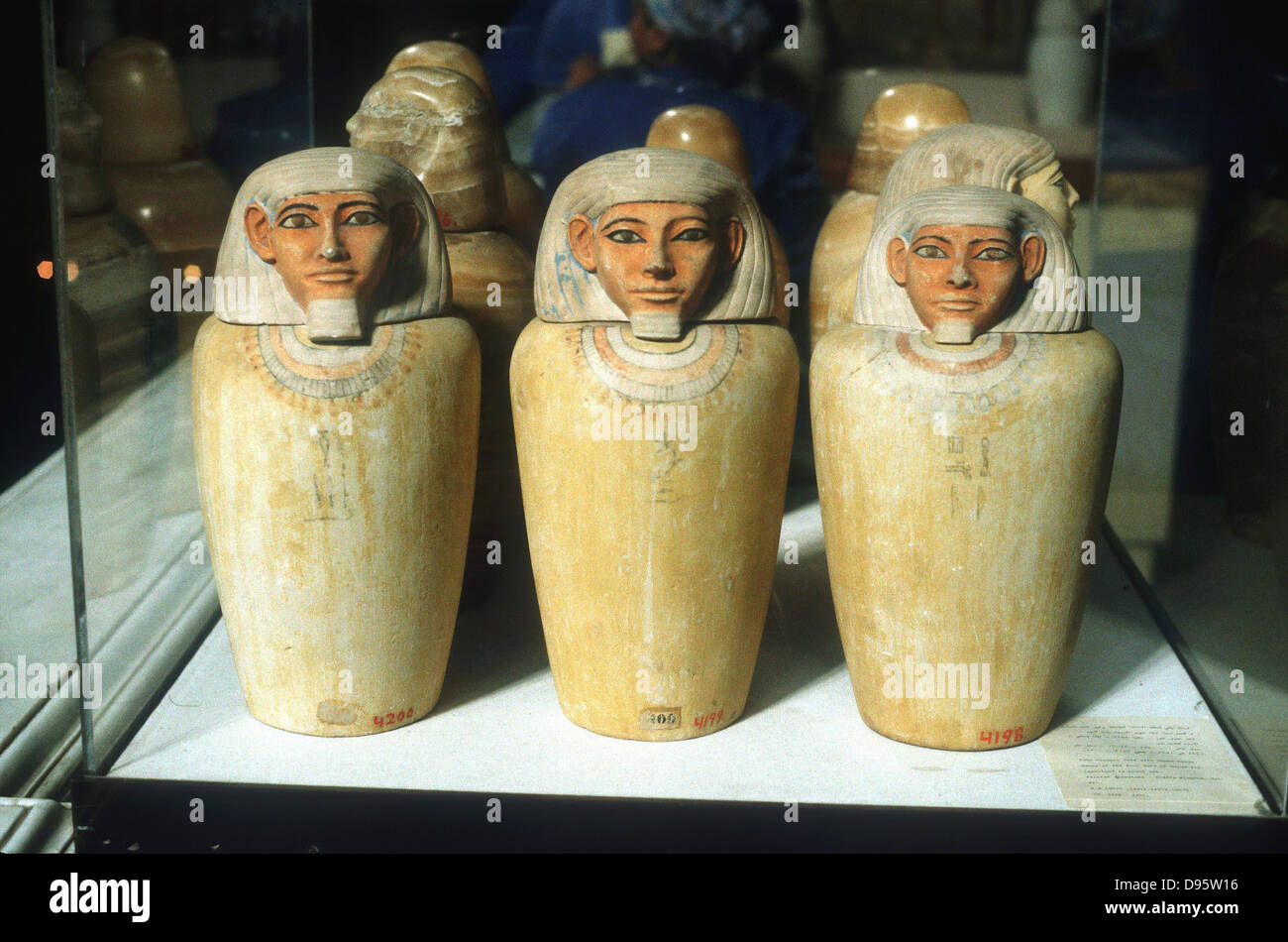Canopes : celles-ci ont été utilisées pour contenir des viscères de mort, habituellement pour l'enterrement avec leurs corps momifiés. 26e dynastie 664-525 BC. Banque D'Images