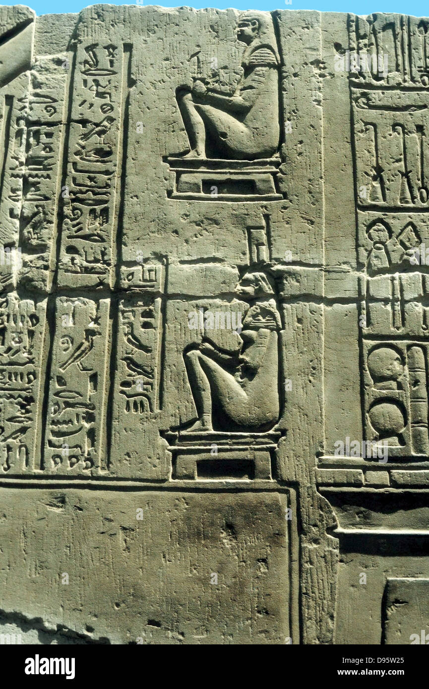 Femme en chaise d'accouchement ; divers instruments médicaux sur la droite. L'allégement de calcaire Kawm Umbu (Kom Ombo). Banque D'Images