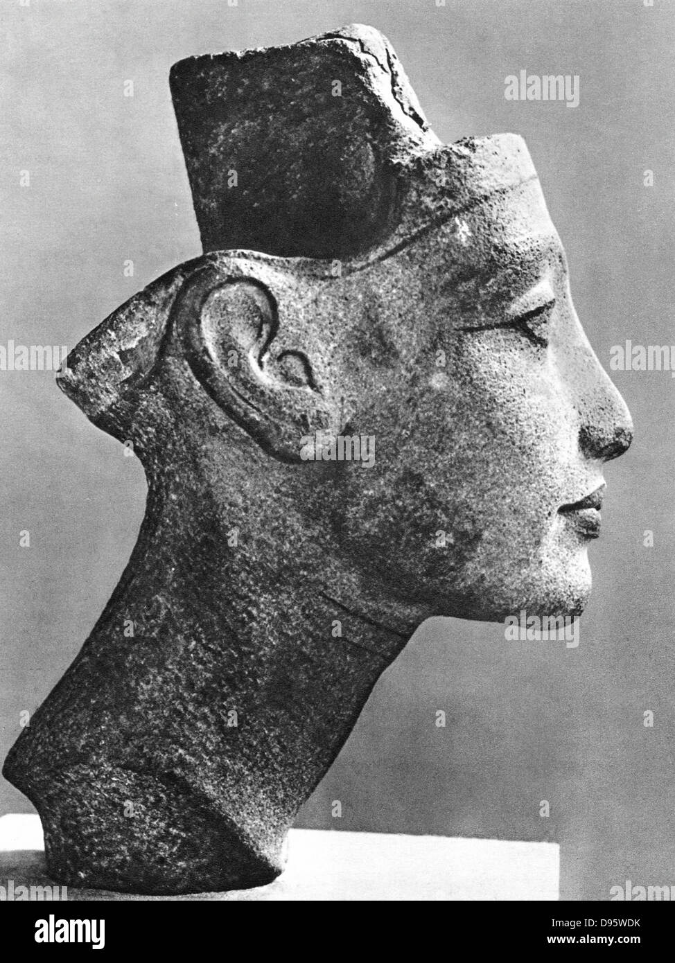 Nefertiti 14e siècle avant J.-C., reine consort de Akenaton (Akhénaton) le pharaon hérétique. Buste de grès. Profil. Banque D'Images