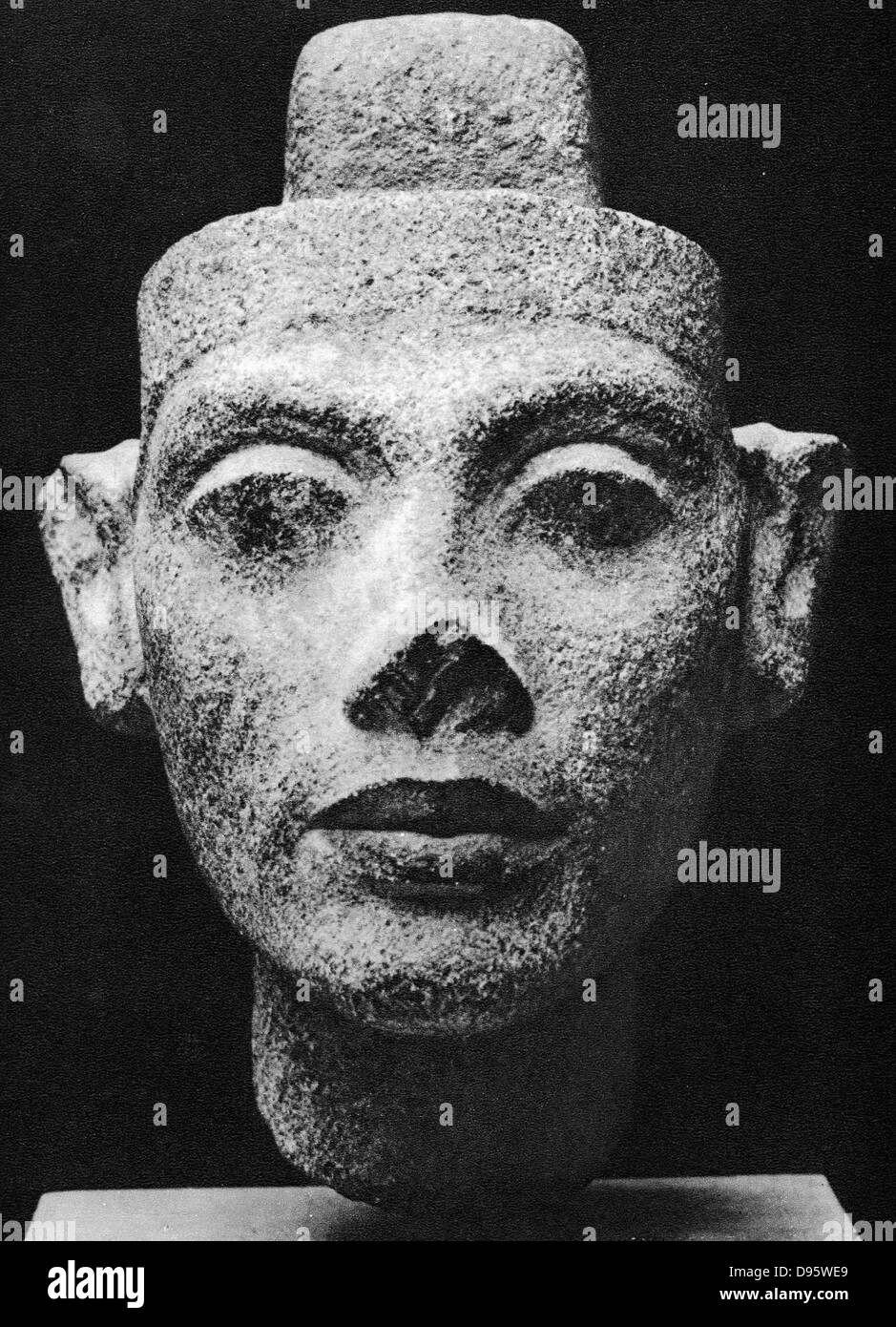 Nefertiti 14e siècle avant J.-C., reine consort de Akenaton (Akhénaton) le pharaon hérétique. Buste de granit sombre Banque D'Images