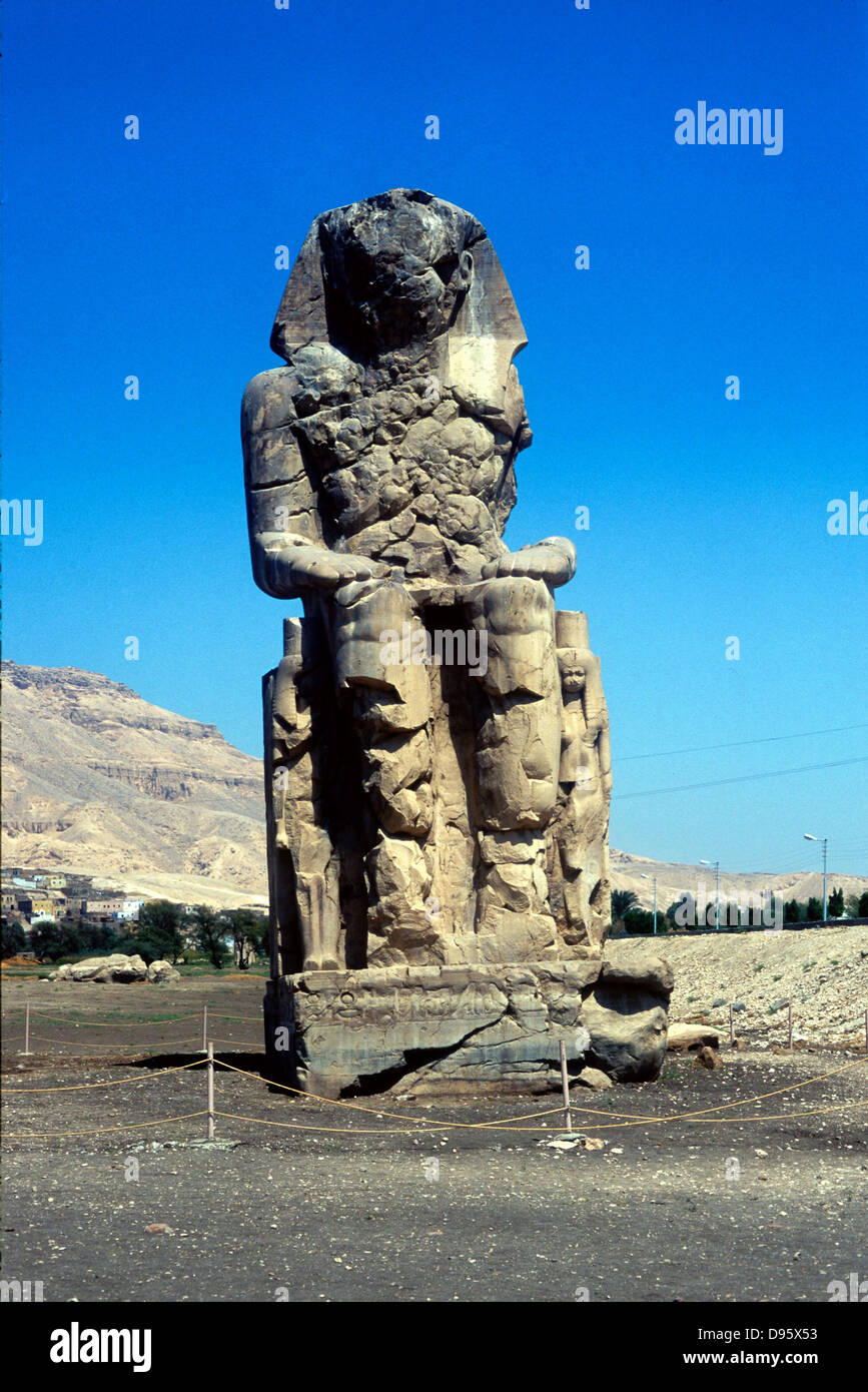 L'un des colosses de Memnon, près de la Vallée des Rois, Egypte, deux 70ft/21m statues en pierre construit par Amenhotep II (c1411-1375 Banque D'Images