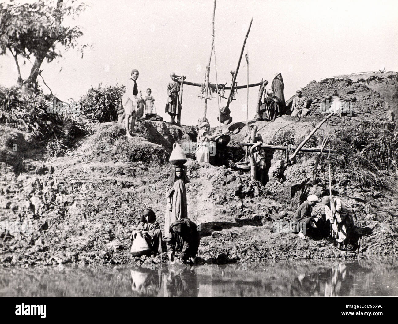 Un shadoof shaduf ou utilisé pour élever l'eau, l'Égypte, fin des années 1880. Le shaduf a été utilisé pour l'irrigation depuis au moins aussi tôt que 1500 av. Photographie. L'approvisionnement en eau. L'agriculture. Banque D'Images