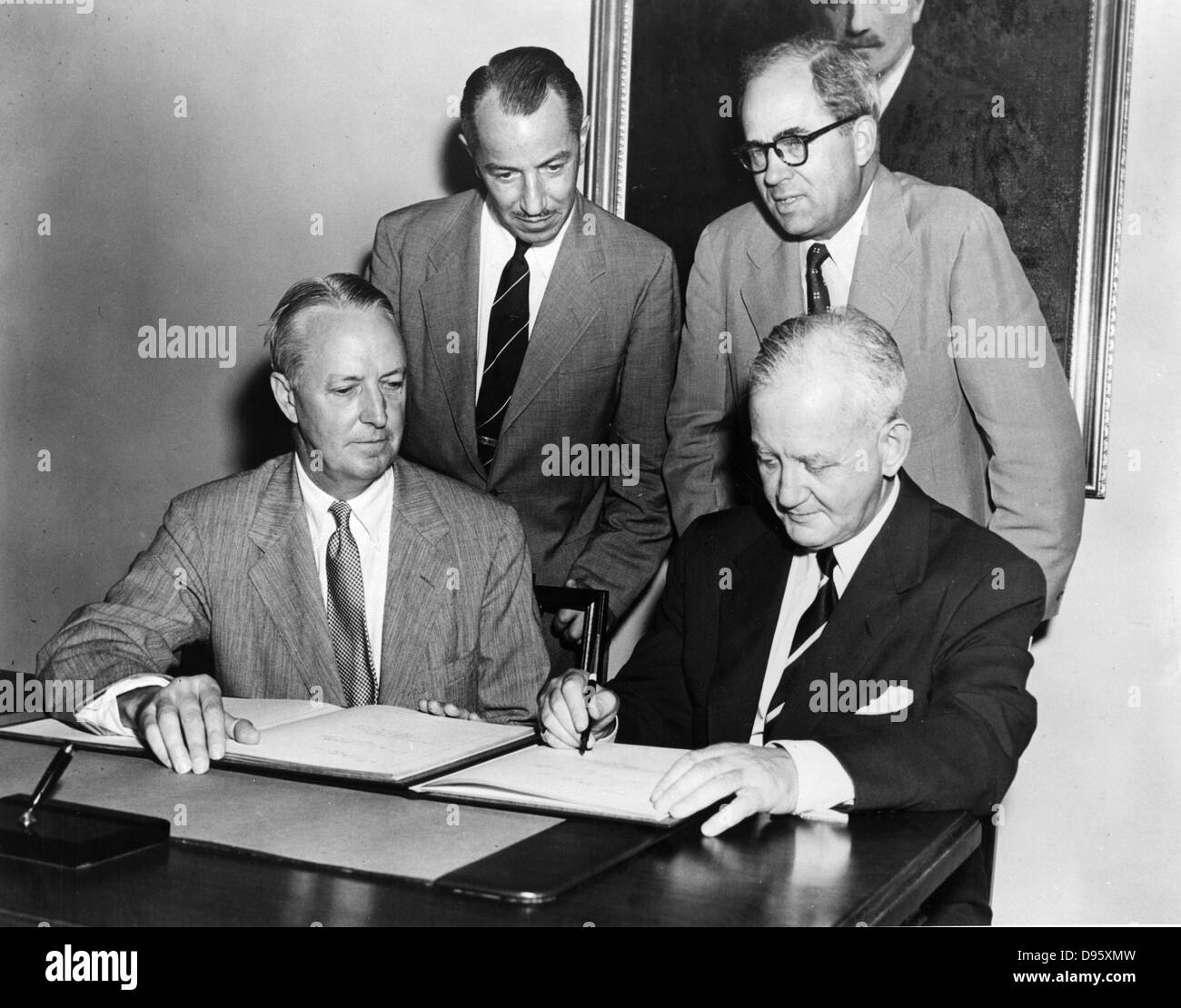 République fédérale d'Allemagne devient 53e membre du FMI (Fonds monétaire international). Le Dr Hans Riesser de la mission diplomatique allemande dans le signe le document. Banque D'Images