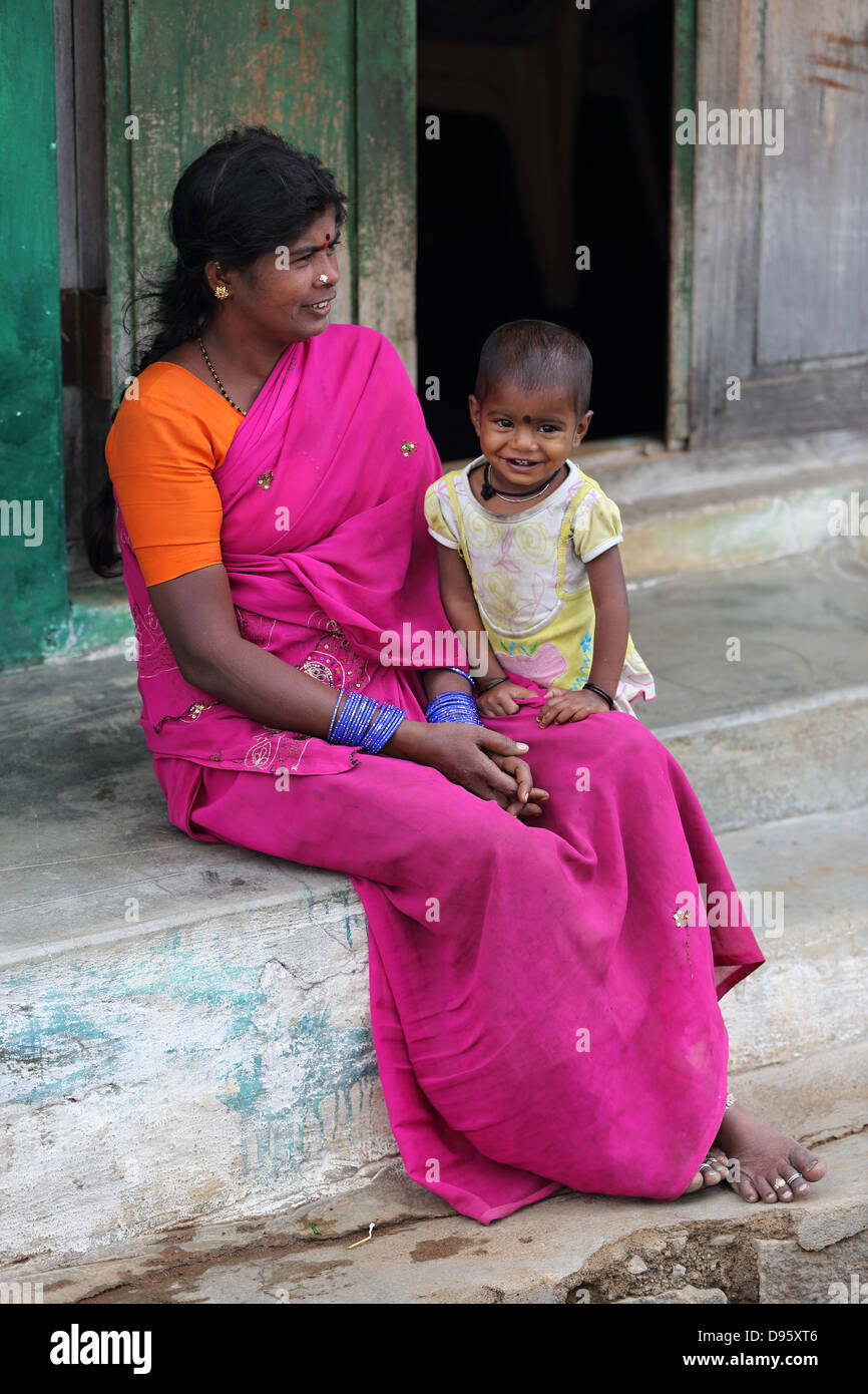 Femme avec enfant rural Karnataka Inde Banque D'Images