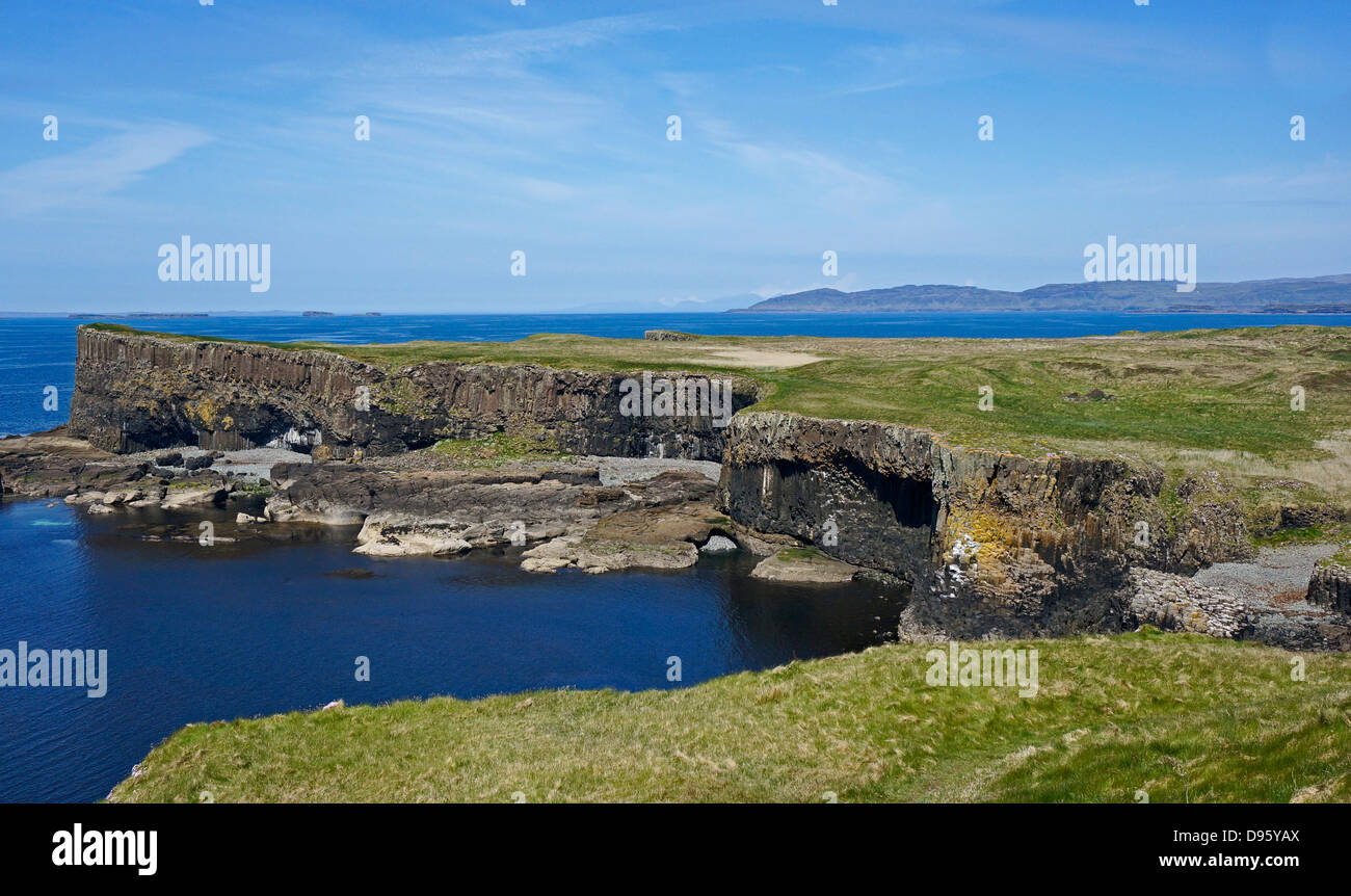 Côte occidentale de l'île de Staffa Hébrides intérieures en Ecosse Banque D'Images