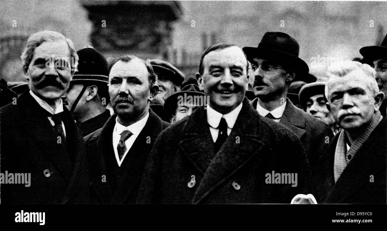 Ramsay Macdonald, premier travail (socialiste) le premier ministre britannique, de quitter le palais de Buckingham après avoir été demandé par George V pour former un gouvernement - 1924. Macdonald, à gauche, avec ses collègues JH Thomas, Arthur Henderson et JR Clynes. Banque D'Images