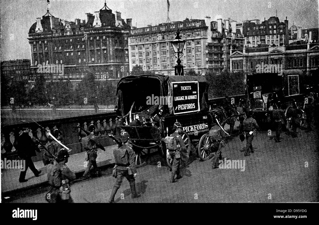 Grève des chemins de fer, la Grande-Bretagne, 1911. Soldats qui escortaient Pickfords cheval cars utilisés dans la grève alors qu'ils traversent le pont de Waterloo, Londres. Banque D'Images