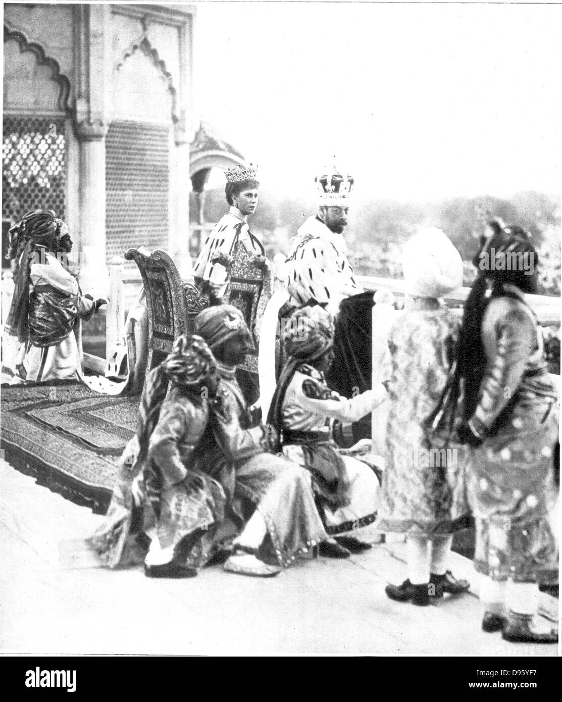 George V, Roi de Grande-Bretagne 1910-1936, avec son épouse la reine Mary, regardant Delhi Durbar du Fort Rouge, accompagné par le princes indiens agissant comme pages. L'Inde, 1911. Banque D'Images