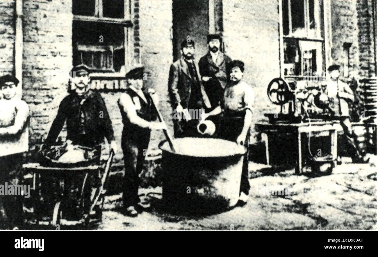 Scène 1878 du laboratoire de l'usine établie par Friedrich Bayer à  Elberfeld en 1863. Cette entreprise devenue Bayer AG, la célèbre compagnie  pharmaceutique Photo Stock - Alamy