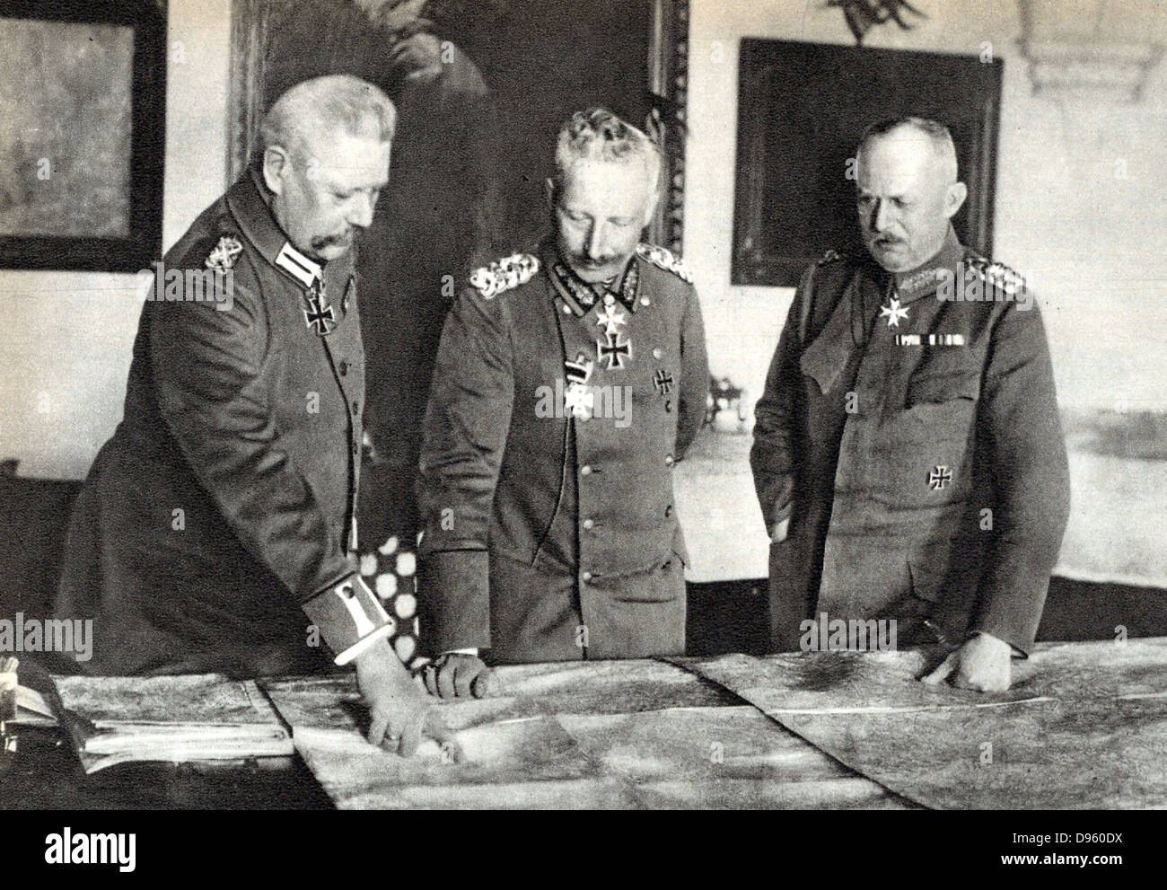 Guillaume II L'Allemagne, centre, dans le haut commandement allemand siège avec le maréchal Paul von Hindenburg (à gauche) et du quartier-maître général Erich Ludendorff en janvier 1919. Banque D'Images