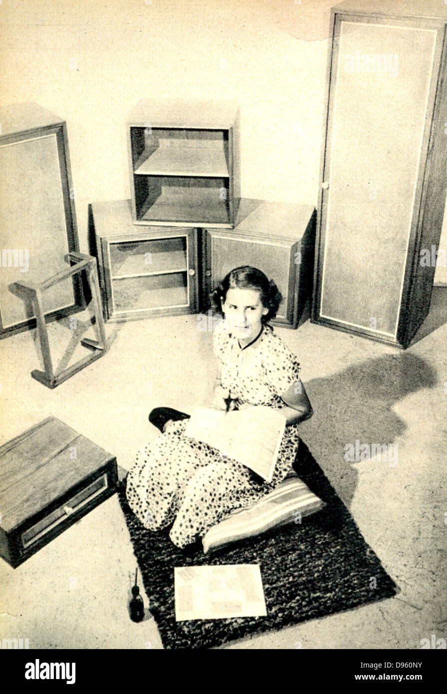 Allemande de l'après-guerre dans un mobilier utilitaire Allemand Accueil c1949. Banque D'Images