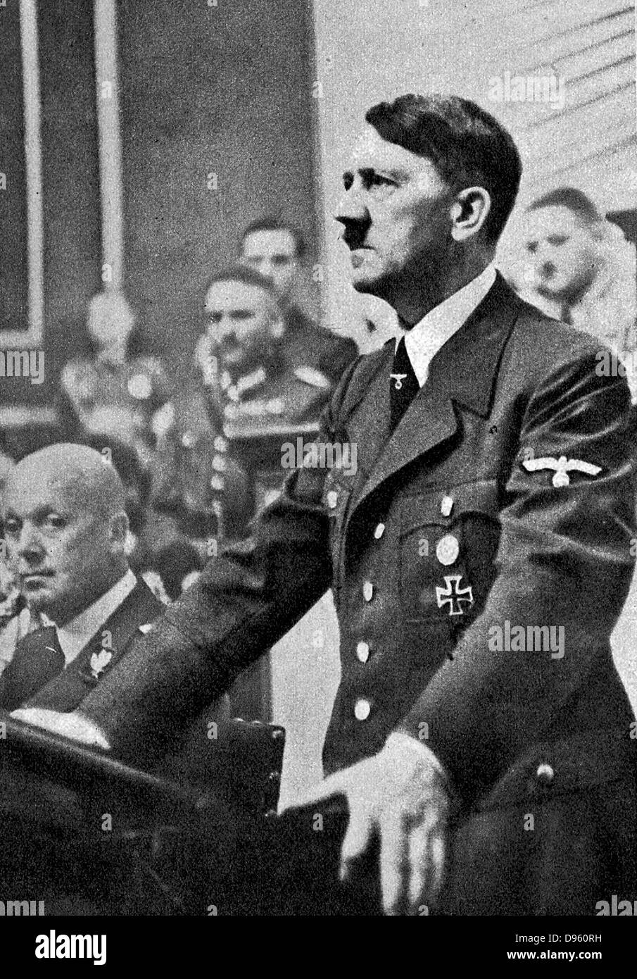 Adolph Hitler aborder une séance du Reichstag allemand le 3 septembre 1939, le jour où la Grande-Bretagne et la France déclarent la guerre à l'Allemagne en réponse à l'invasion allemande de la Pologne le 2 septembre . Banque D'Images