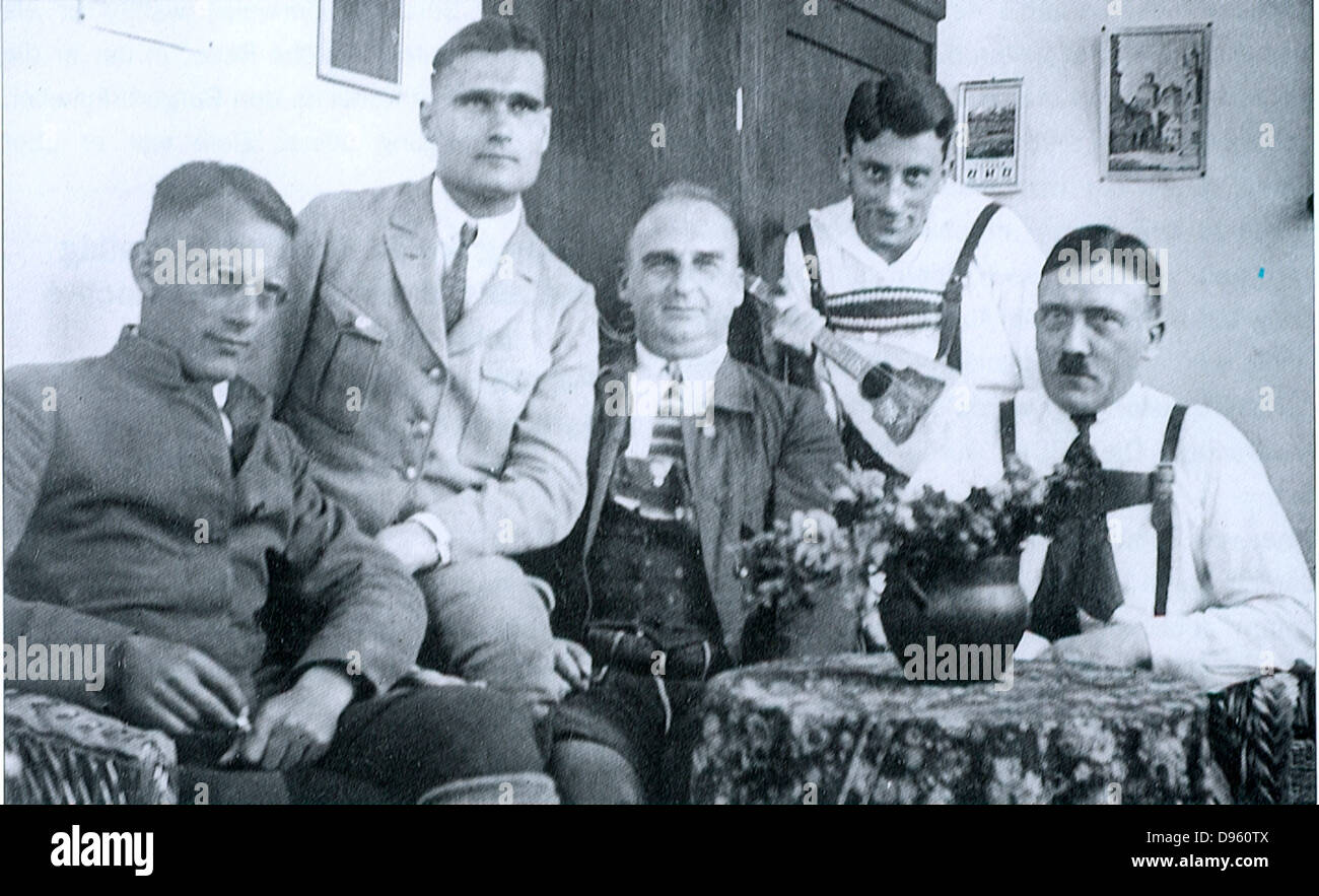 Adolf Hitler avec les dirigeants nazis dont Rudolf Hess, deuxième à gauche, c1923. Banque D'Images