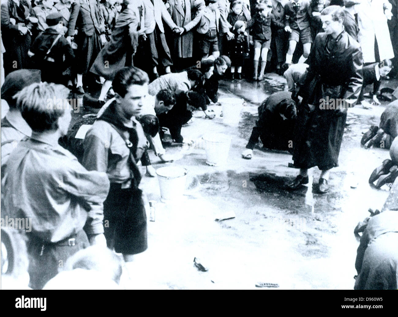 Les juifs autrichiens contraints de laver une rue à Vienne à la suite de l'Anschluss (l'Annexion allemande de l'Autriche en 1938) Banque D'Images