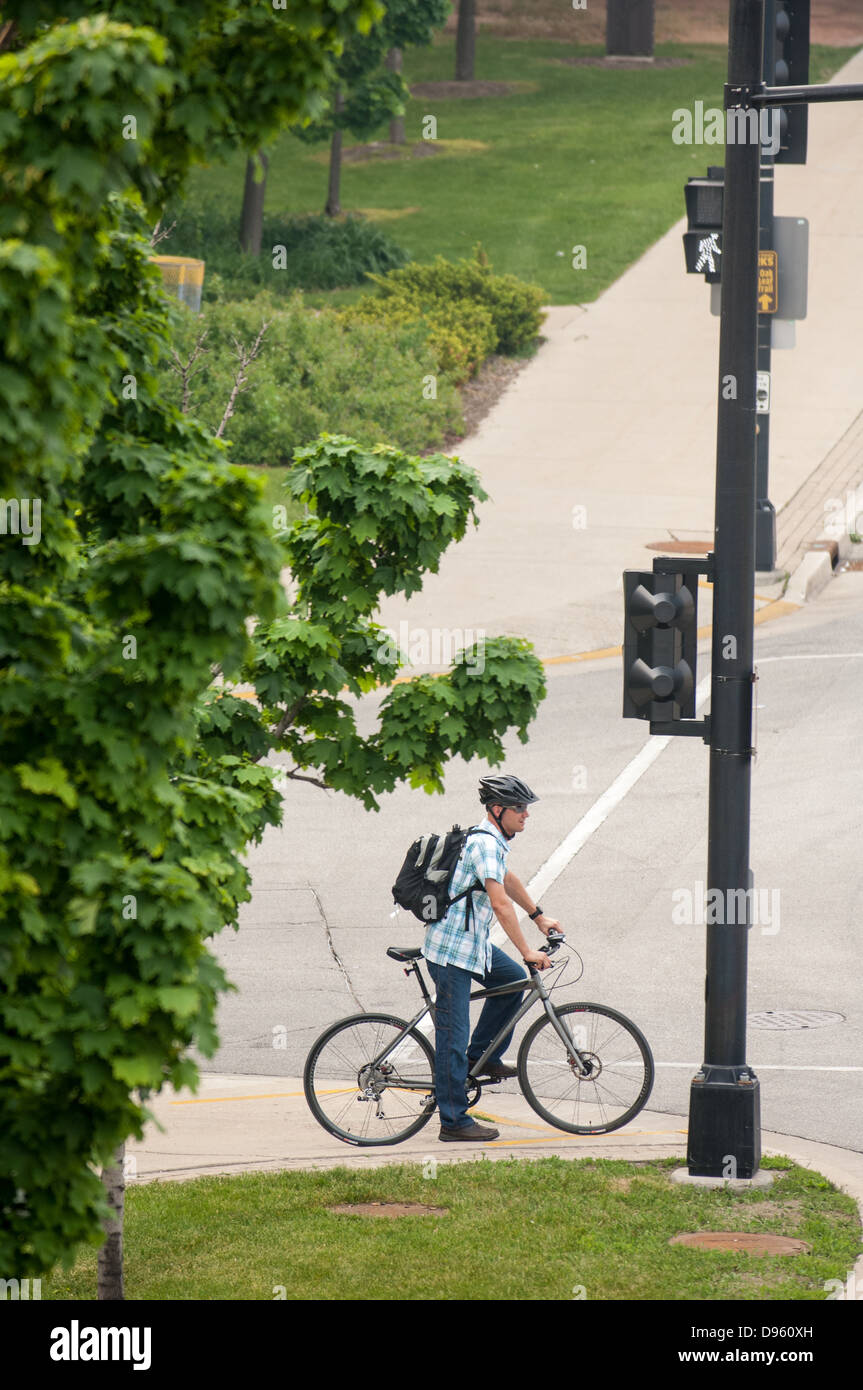 Bicycle Rider l'attente aux feux de circulation Banque D'Images