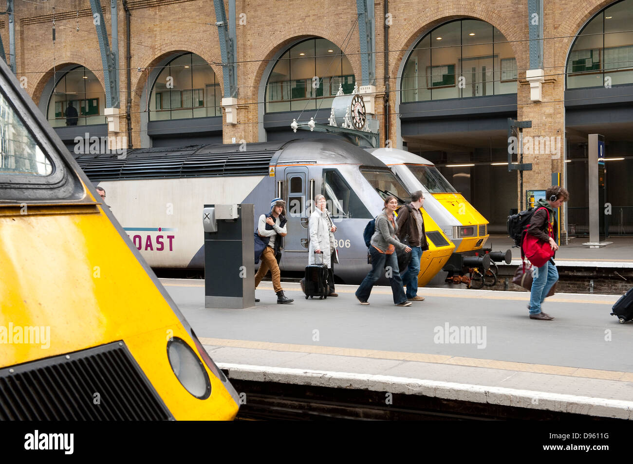 Avant de trains à grande vitesse en côte est livrée et les passagers des trains à la gare de Kings Cross, Londres, Angleterre. Banque D'Images