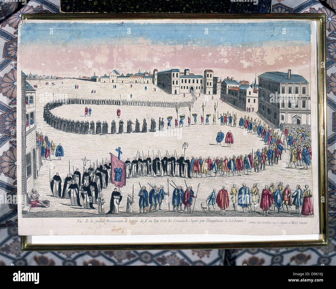 Grande procession de la fonction auto-da-fe de criminels condamnés par l'Inquisition à Lisbonne. Gravure couleur 18ème siècle. Collection privée Banque D'Images