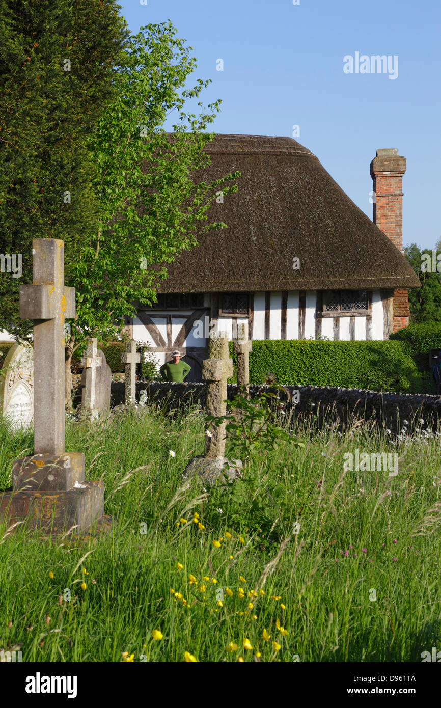 Randonneur en face de 1 156 Km Maison du clergé East Sussex England UK GO Banque D'Images