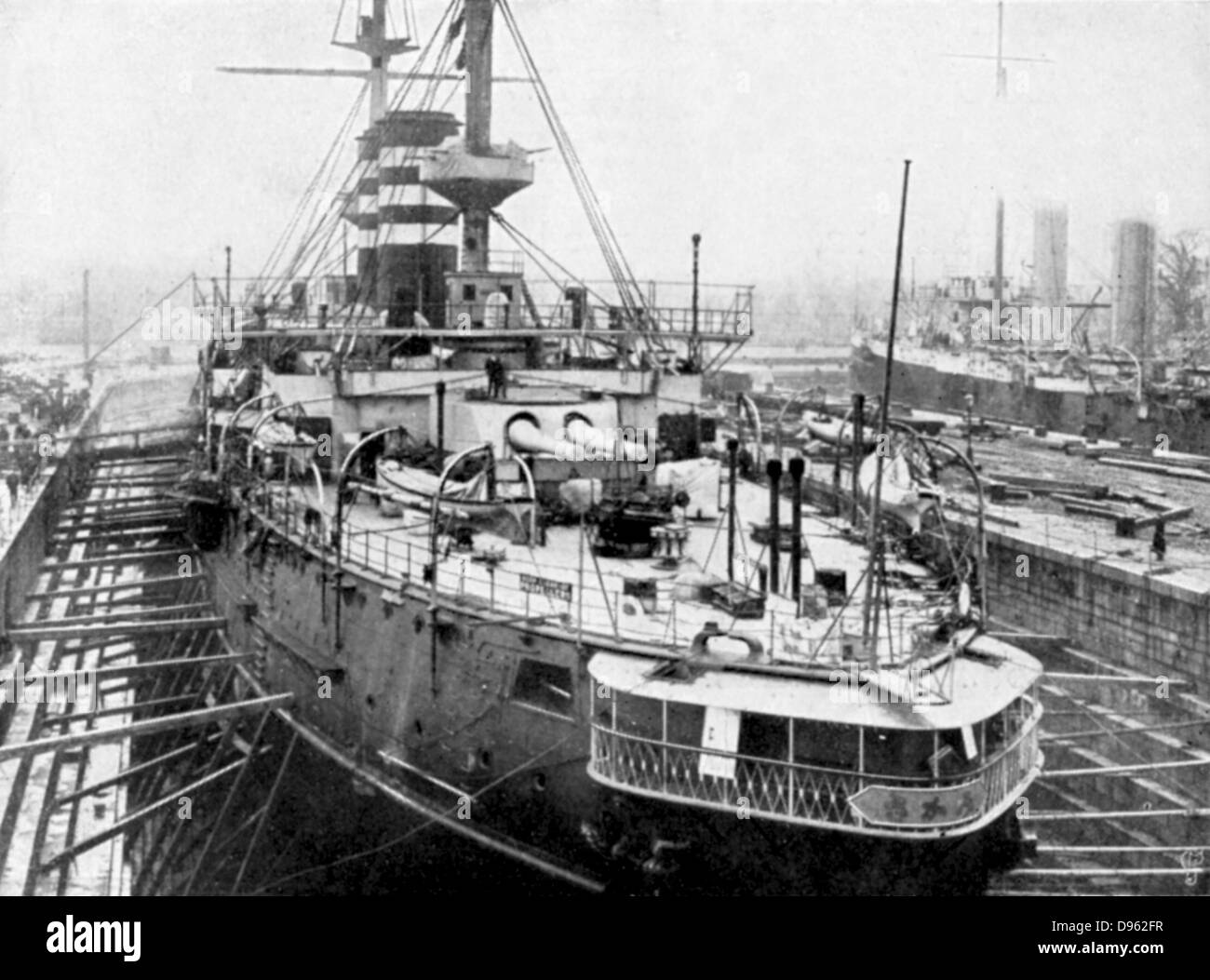 Guerre russo-japonaise 1904-1905 : navire de guerre japonais 'Mikasa'. Construit à Barrow-in-Furness, il est montré ici en cale sèche dans les quais de Portsmouth, Angleterre Banque D'Images