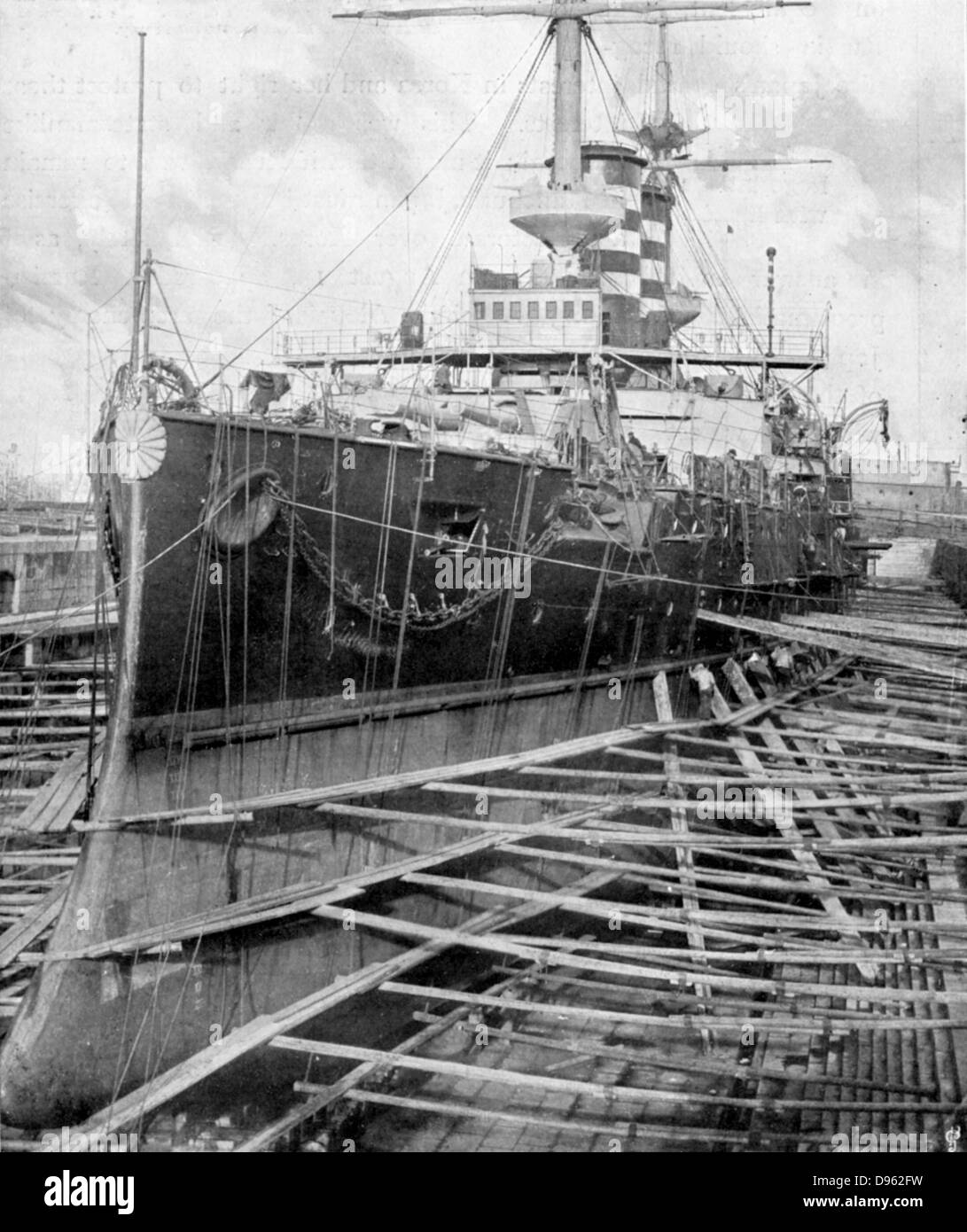 Guerre russo-japonaise 1904-1905 : navire de guerre japonais 'Mikasa'. Construit à Barrow-in-Furness, il est montré ici en cale sèche dans les quais de Portsmouth, Angleterre Banque D'Images