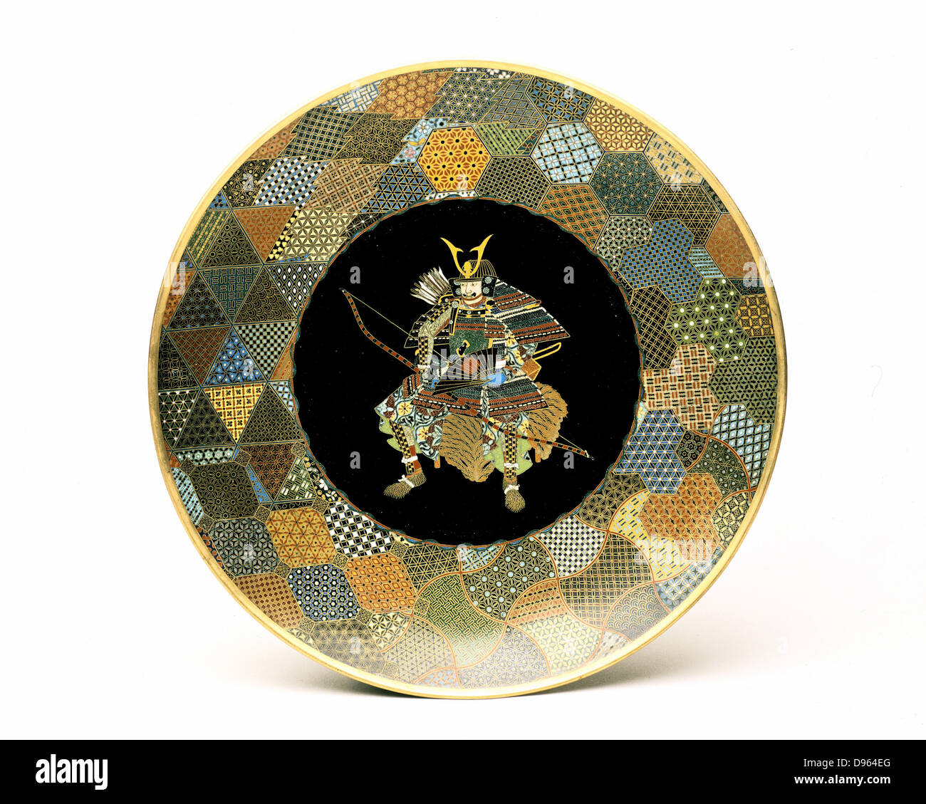 Plaque japonaise. Guerrier assis en armure complète tenant arc et carquois, ventilateur de flèches sur son dos. L'émail cloisonné sur cuivre 1850-1875. Banque D'Images