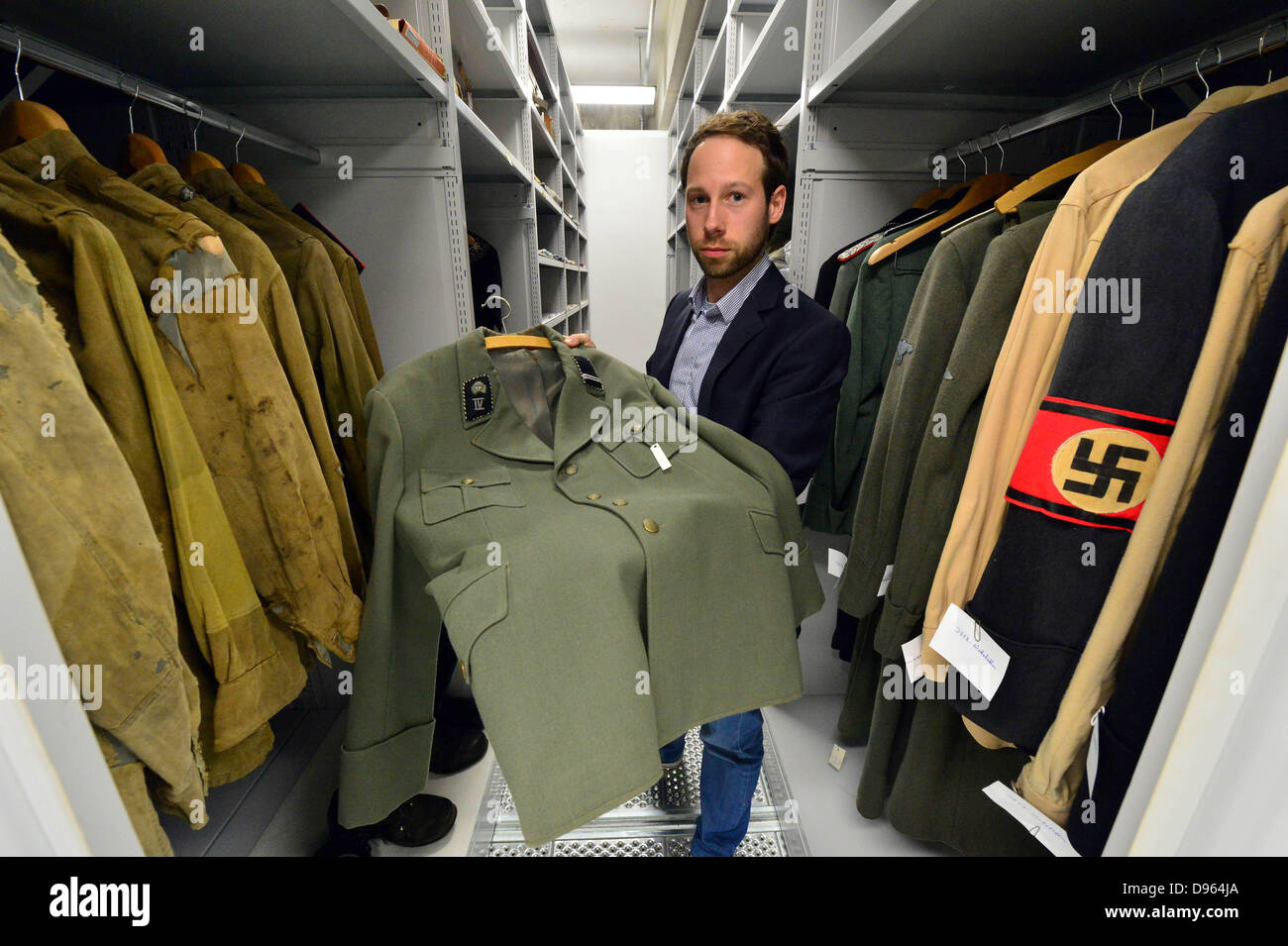 Torsten Jugl, historien et archiviste, montre une partie de la collection d'uniformes et d'atours du prisonnier dans la nouvelle pile de métro-prix du mémorial de l'emplacement de l'ancien camp de concentration de Buchenwald, Weimar, Allemagne, 12 juin 2013. Le musée et la collection d'art ainsi que certaines parties des archives avec des milliers de photos historiques sont stockées dans le nouveau tapis. Photo : MARTIN SCHUTT Banque D'Images