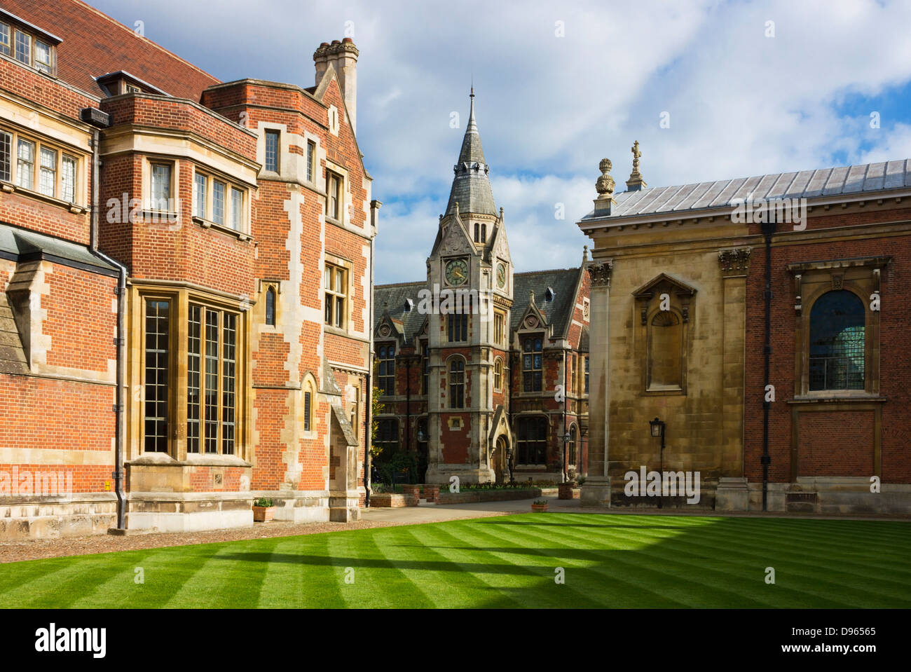 Avis de Pembroke College à Cambridge, Royaume-Uni dans une journée ensoleillée avec des nuages blancs sur le ciel bleu. Banque D'Images
