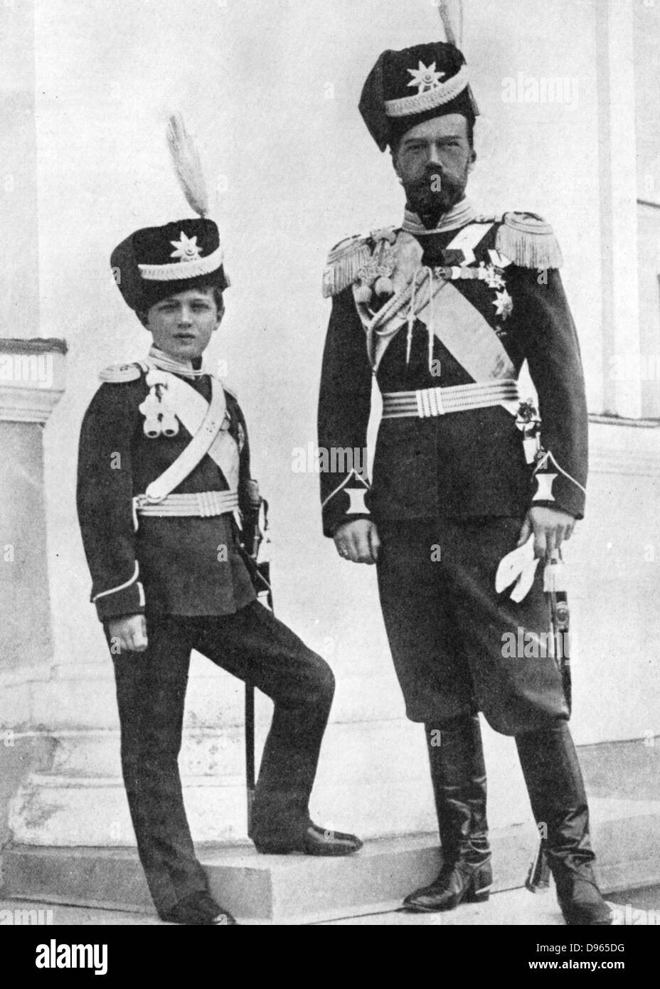 Nicolas II (1868-1918) Empereur de Russie de 1894 avec son fils Alexis (1904-1918), le tsarévitch, en uniforme militaire. Alexis était un'hémophiles. Après une photo. Banque D'Images