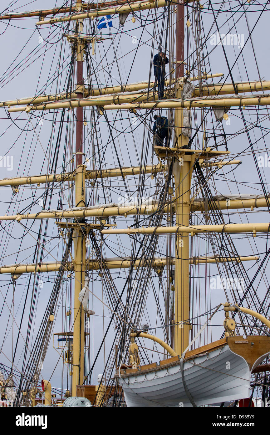 2 Les hommes du contrôle du gréement sur l'ancien combattant grand voilier norvégien Georg Stage dans le port de Lerwick, Shetland Banque D'Images