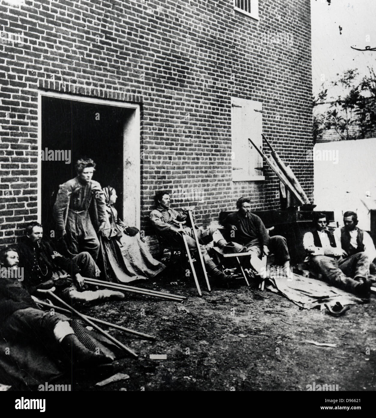 Guerre civile américaine : les soldats blessés dans les soins de la Croix Rouge, assis à l'air frais. Photographie. Banque D'Images