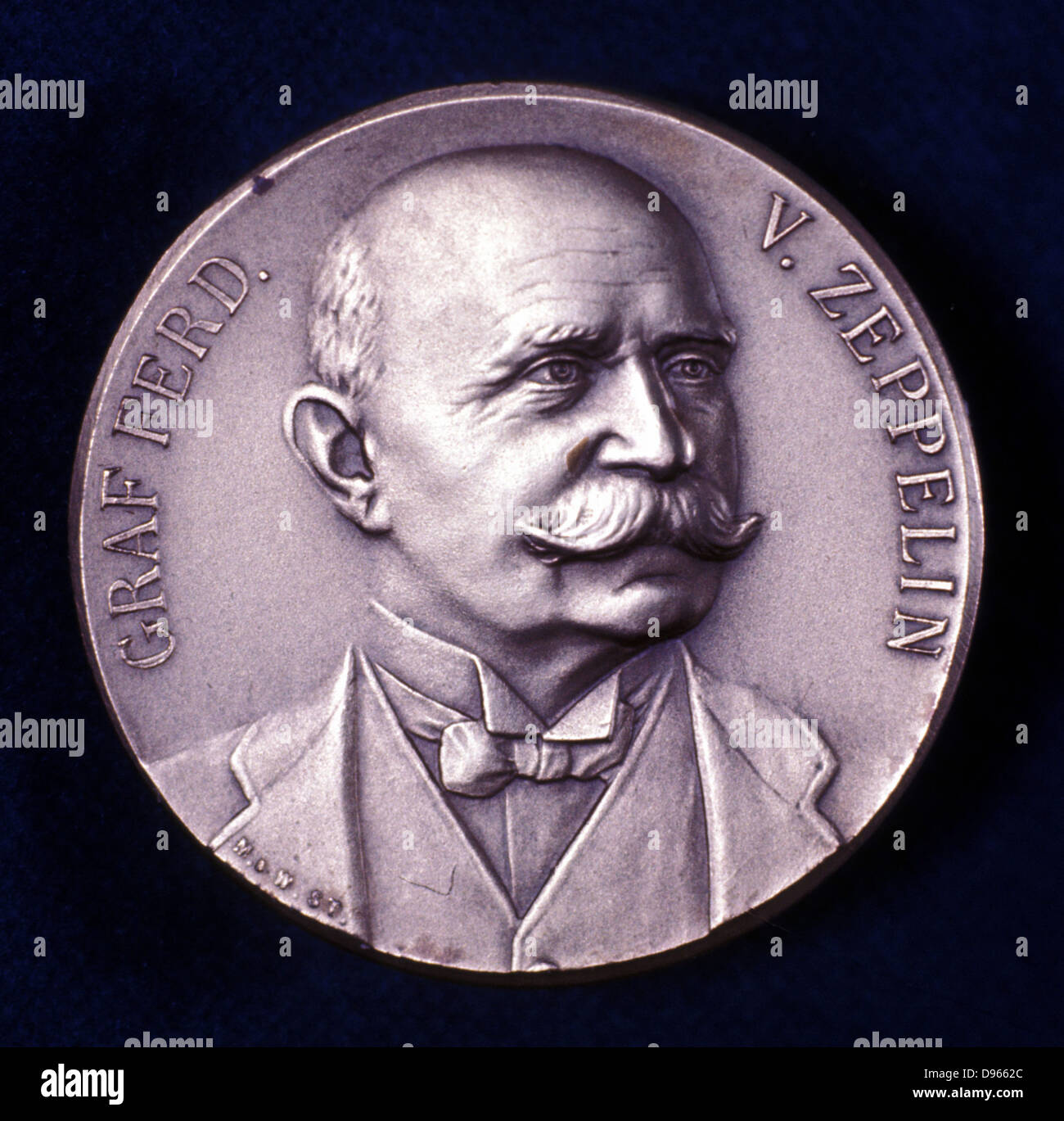 Comte Ferdinand von Zeppelin (1838-1917) Officier de l'armée allemande : dirigeables (dirigeables). Portrait de l'avers de la médaille commémorative. Banque D'Images