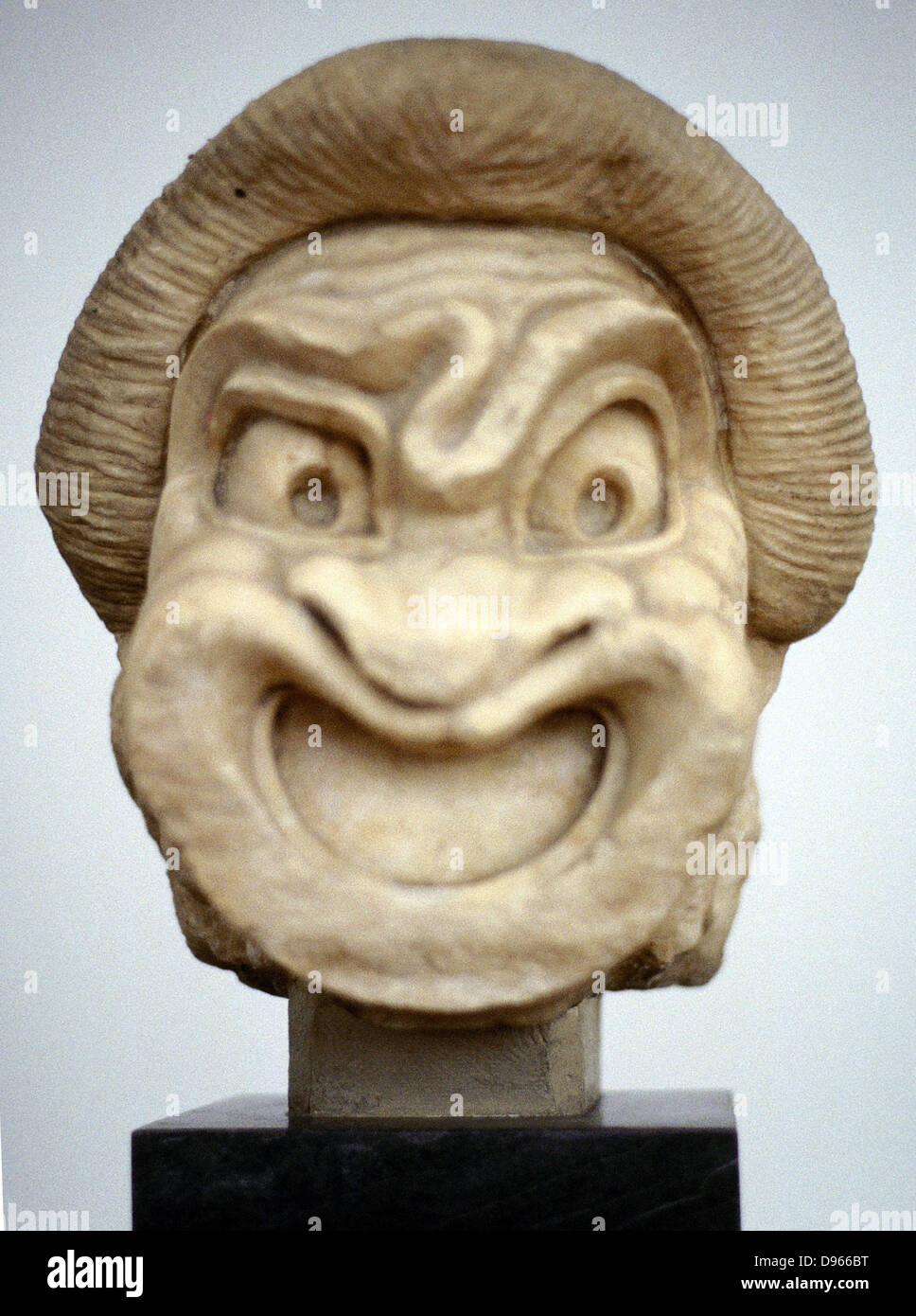 Le grec ancien masque de théâtre représentant de la comédie. La sculpture sur pierre. 3ème siècle avant J.-C.. Banque D'Images