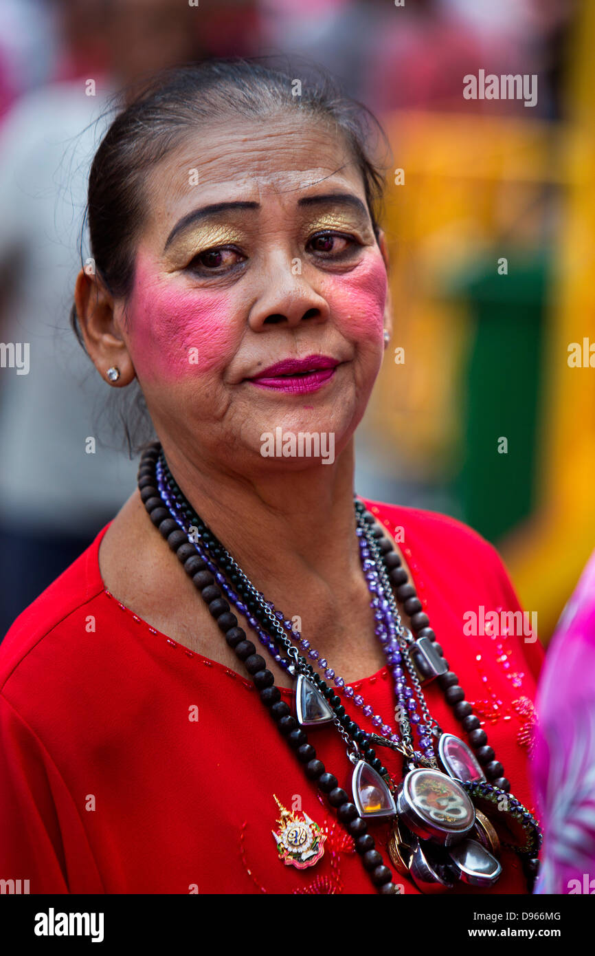 Femme charmes et amulettes chanceux dans le Nouvel An chinois dans le quartier chinois de Bangkok Banque D'Images