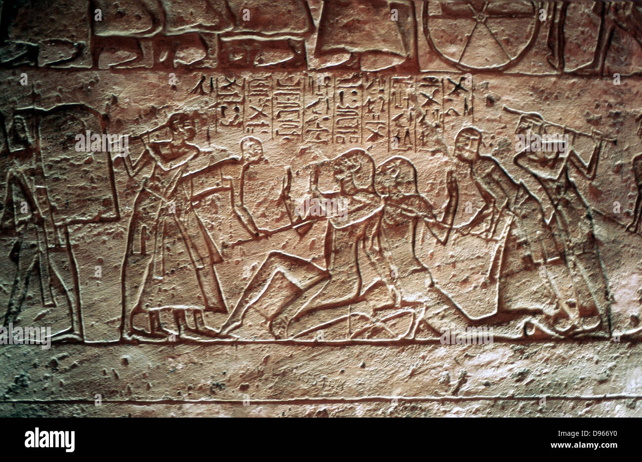 Capture de soldats ennemis par les Égyptiens. Soulagement de calcaire Temple de Ramsès II, le Grand (1304-1237 BC), Abou Simbel. Banque D'Images